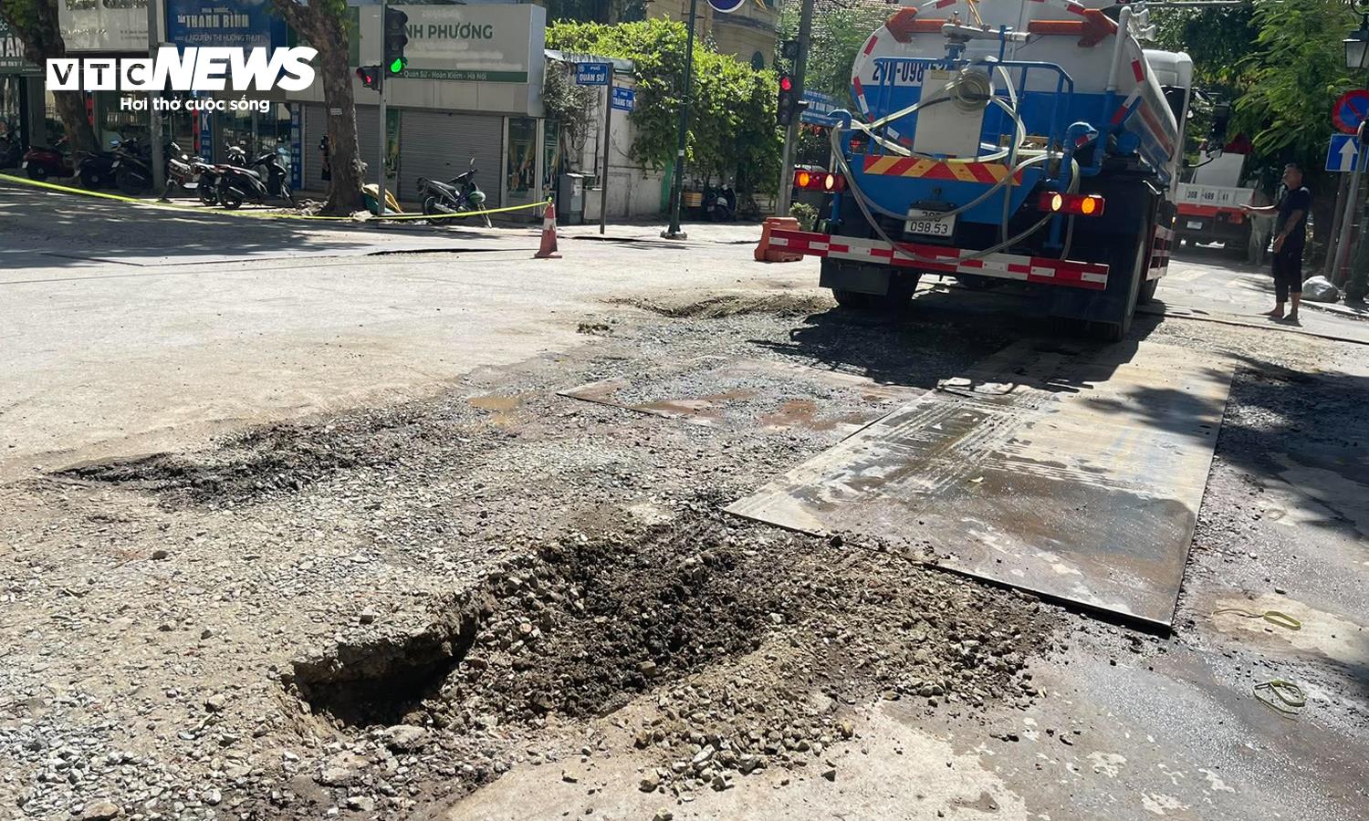 Xe phun nước rửa đường sụt hố giữa ng&atilde; tư Tr&agrave;ng Thi - Qu&aacute;n Sứ - Ảnh 3.