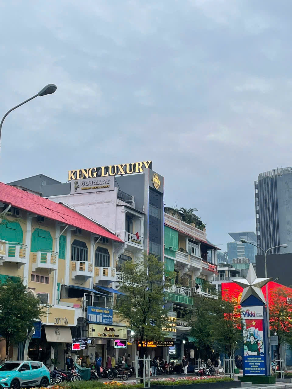 Trải nghiệm cắt t&oacute;c độc đ&aacute;o tại tp . Hcm: Kh&aacute;ch T&acirc;y th&iacute;ch th&uacute; với dịch vụ thư gi&atilde;n - Ảnh 4.
