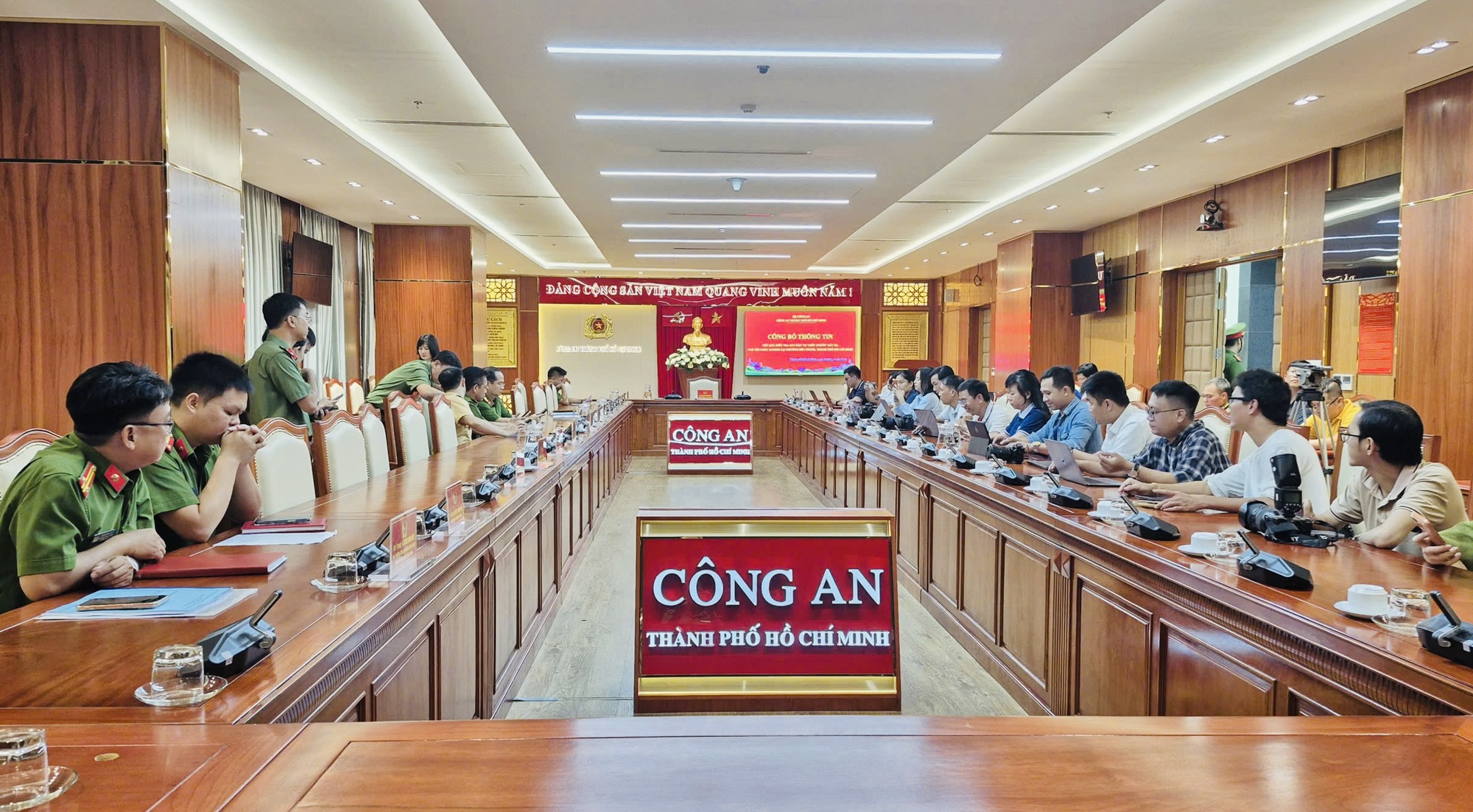 72 Giờ truy xét vụ nổ súng ở tp . Hcm: 2 Nghi phạm và sự chỉ đạo từ nước ngòai - Ảnh 1. 72 Giờ truy xét vụ nổ súng ở tp . Hcm: 2 Nghi phạm và sự chỉ đạo từ nước ngòai - Ảnh 1.