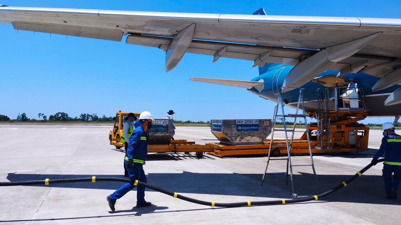 H&agrave; Nội 40 độ v&agrave; nh&acirc;n vi&ecirc;n s&acirc;n bay &acirc;m thầm l&agrave;m việc giữa c&aacute;i n&oacute;ng 78&deg;C - Ảnh 3.