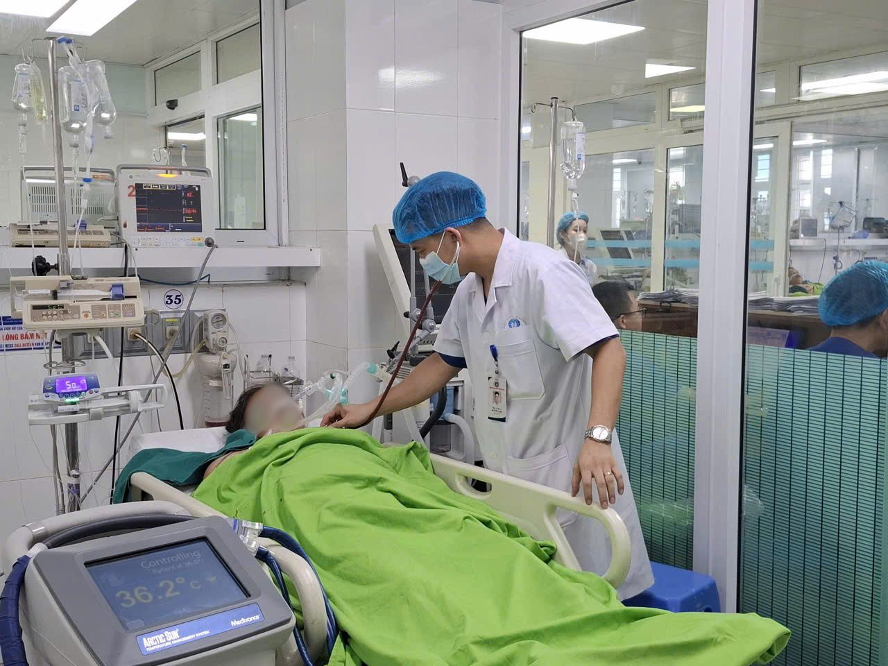 Hai người đ&agrave;n &ocirc;ng nhập viện v&igrave; sốc nhiệt giữa đợt nắng n&oacute;ng gay gắt - Ảnh 1.
