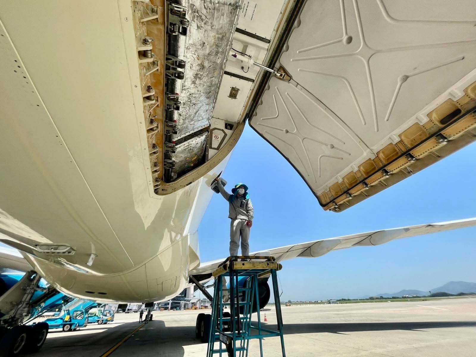 H&agrave; Nội 40 độ v&agrave; nh&acirc;n vi&ecirc;n s&acirc;n bay &acirc;m thầm l&agrave;m việc giữa c&aacute;i n&oacute;ng 78&deg;C - Ảnh 8.