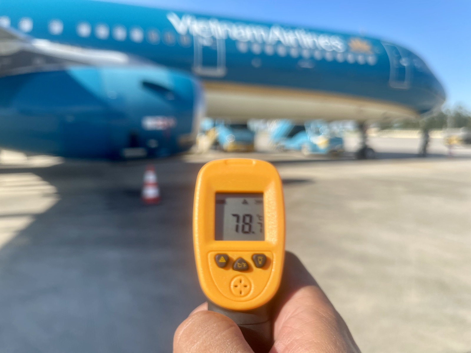 H&agrave; Nội 40 độ v&agrave; nh&acirc;n vi&ecirc;n s&acirc;n bay &acirc;m thầm l&agrave;m việc giữa c&aacute;i n&oacute;ng 78&deg;C - Ảnh 2.