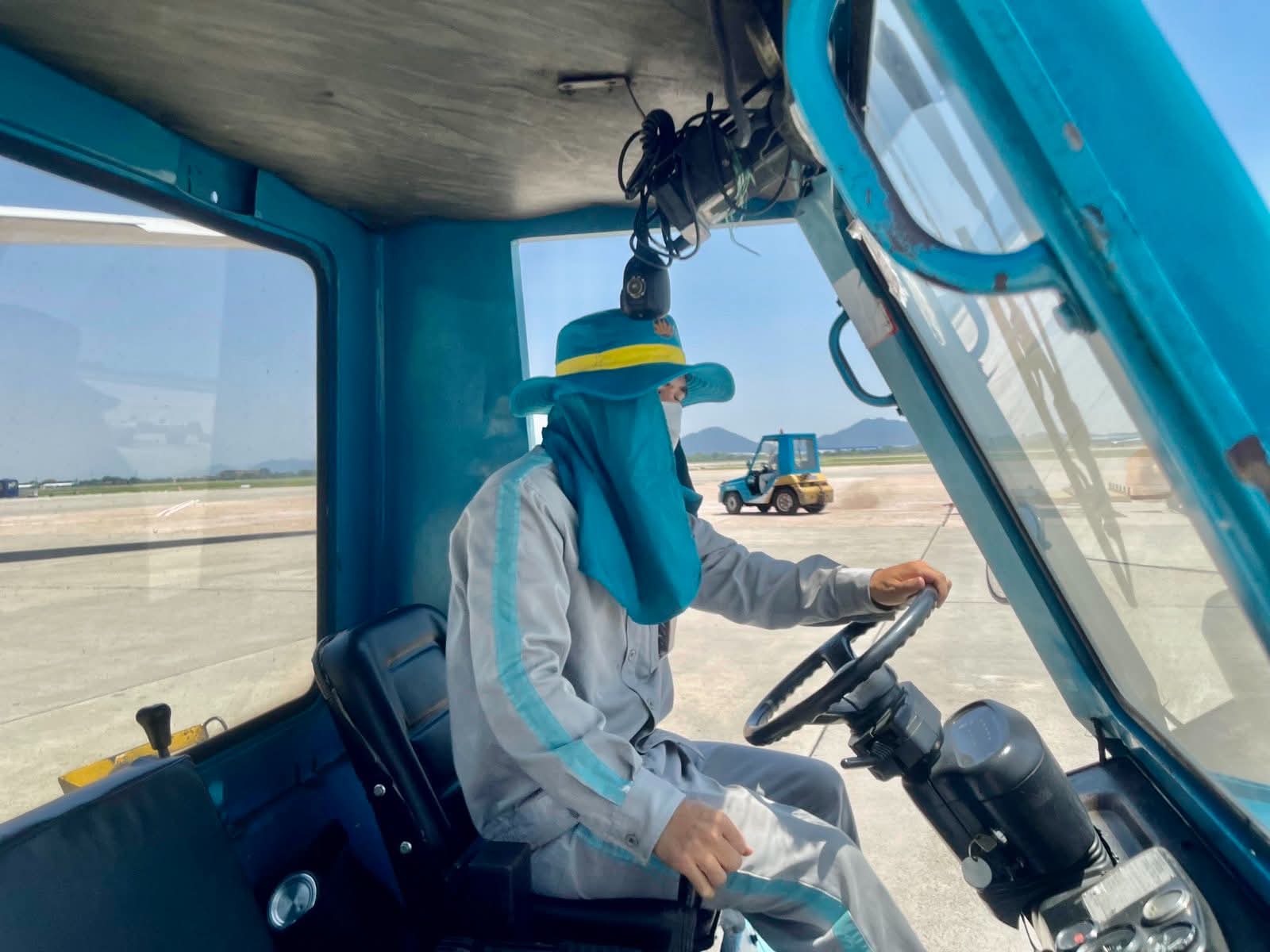 H&agrave; Nội 40 độ v&agrave; nh&acirc;n vi&ecirc;n s&acirc;n bay &acirc;m thầm l&agrave;m việc giữa c&aacute;i n&oacute;ng 78&deg;C - Ảnh 6.