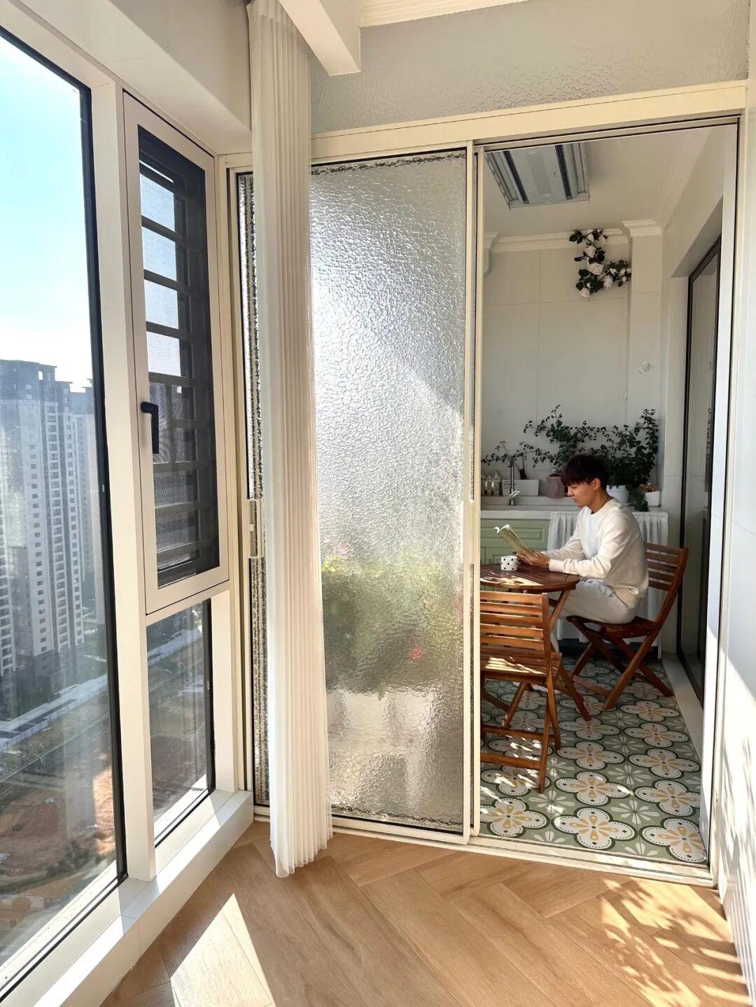 &ldquo;Ban c&ocirc;ng nửa k&iacute;n nửa hở&rdquo;: C&aacute;ch thiết kế đang khiến nhiều gia đ&igrave;nh m&ecirc; mẩn v&igrave; vừa đẹp vừa sống thoải m&aacute;i hơn - Ảnh 2.