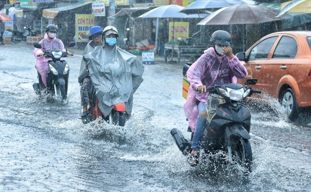 Miền Bắc sắp c&oacute; mưa to ba ng&agrave;y li&ecirc;n tiếp , chấm dứt nắng n&oacute;ng gay gắt - Ảnh 1.