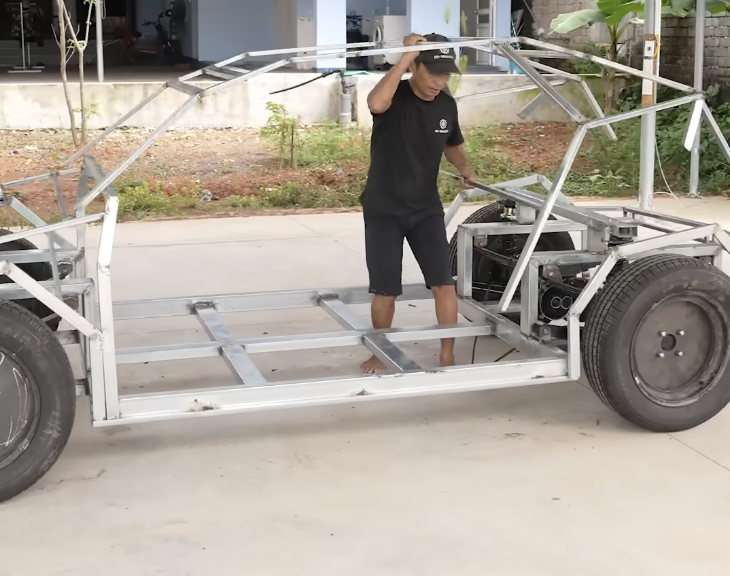 &Ocirc;ng bố Bắc Ninh chế tạo si&ecirc;u xe gỗ giống Lamborghini Urus độc đ&aacute;o cho con trai - Ảnh 2.
