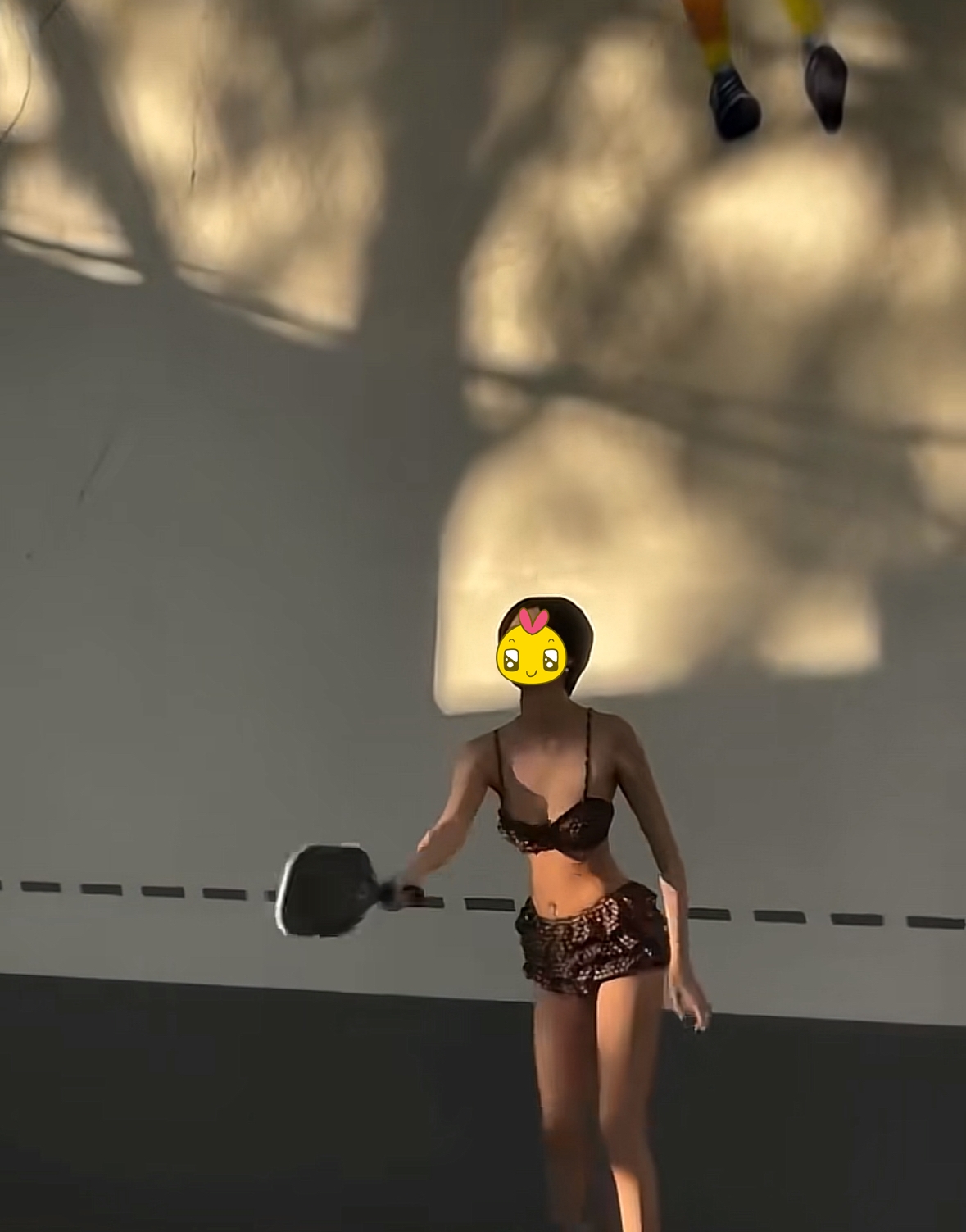 X&ocirc;n xao clip 2 c&ocirc; g&aacute;i mặc bikini chơi pickleball trong ng&agrave;y nắng n&oacute;ng g&acirc;y tranh c&atilde;i - Ảnh 3.