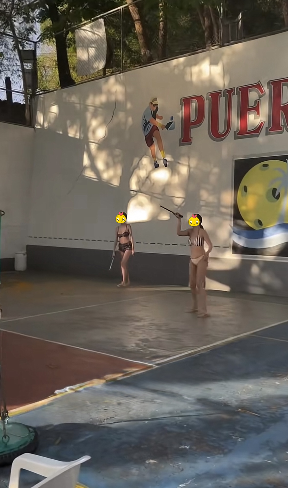 X&ocirc;n xao clip 2 c&ocirc; g&aacute;i mặc bikini chơi pickleball trong ng&agrave;y nắng n&oacute;ng g&acirc;y tranh c&atilde;i - Ảnh 1.
