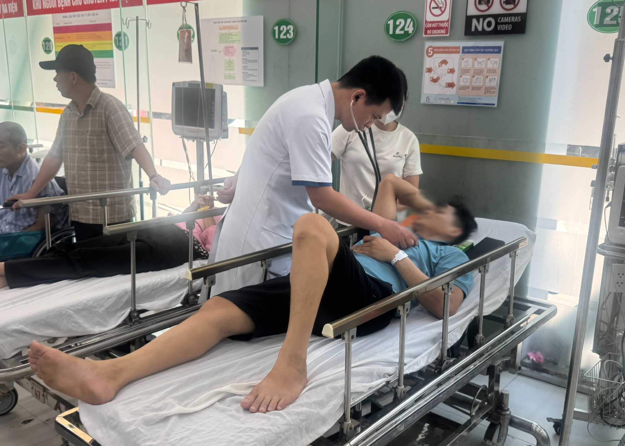Nắng n&oacute;ng: Nhiều người cấp cứu v&igrave; say nắng - Ảnh 3.