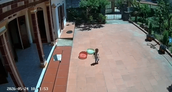 Clip h&agrave;i hước về em b&eacute; kh&oacute;c v&igrave; n&oacute;ng ch&acirc;n giữa trưa nắng - Ảnh 1.