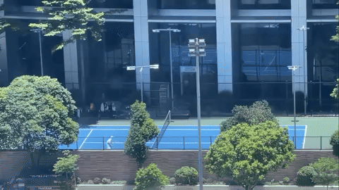 X&ocirc;n xao video nh&oacute;m người chơi tennis giữa nắng gắt H&agrave; Nội 2026 - Ảnh 1.