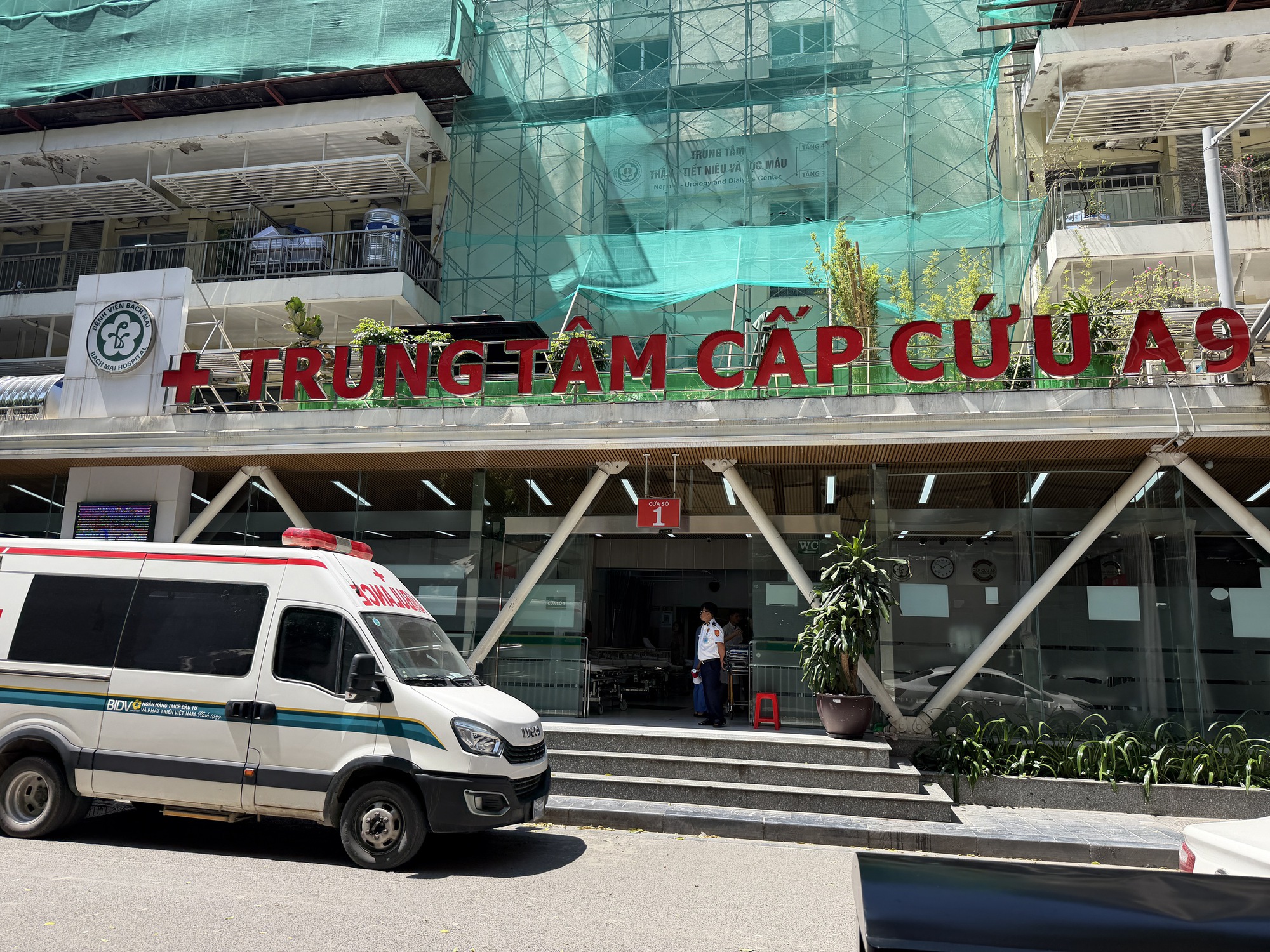 Nắng n&oacute;ng: Nhiều người cấp cứu v&igrave; say nắng - Ảnh 1.