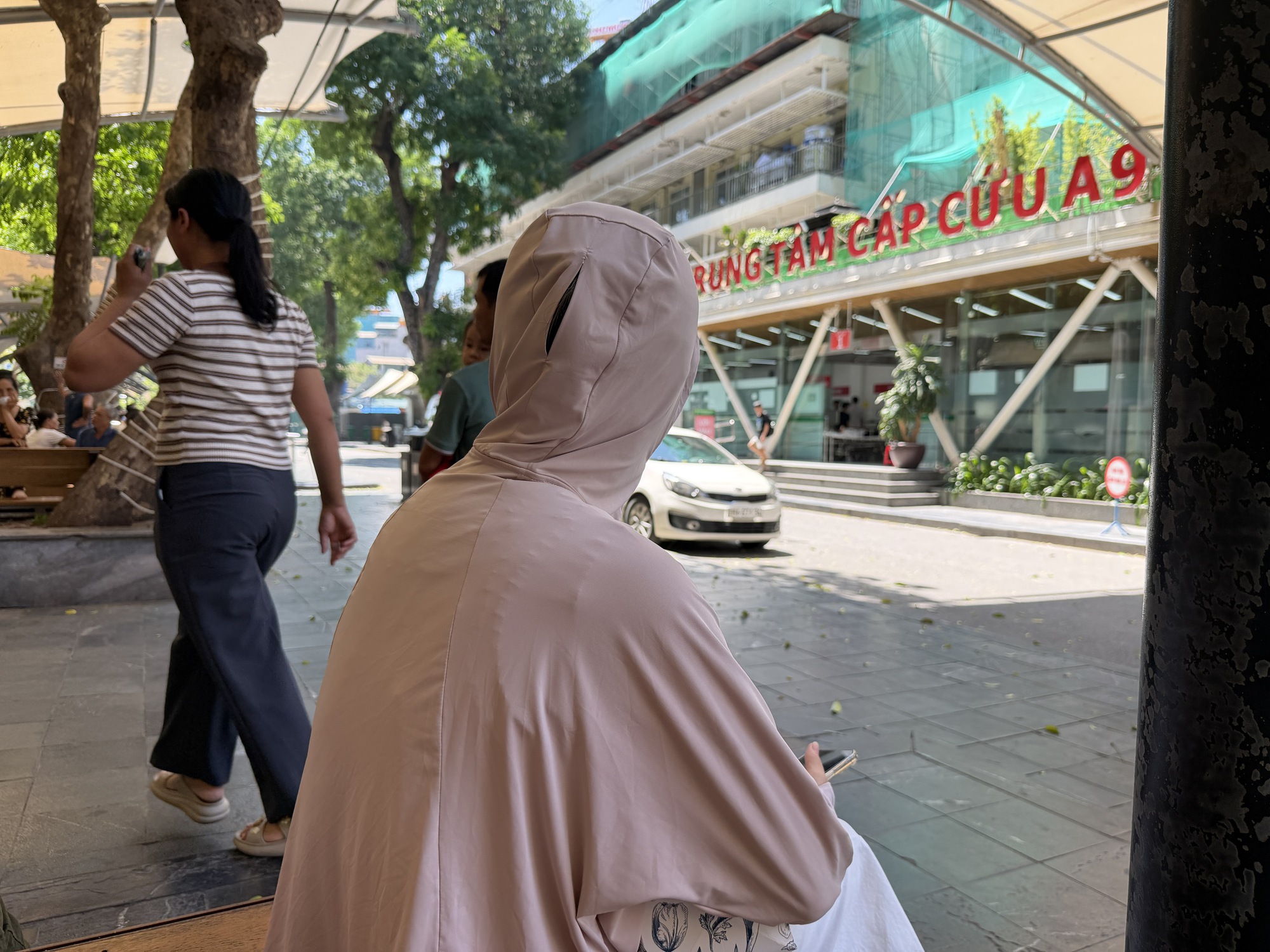 Nắng n&oacute;ng: Nhiều người cấp cứu v&igrave; say nắng - Ảnh 5.