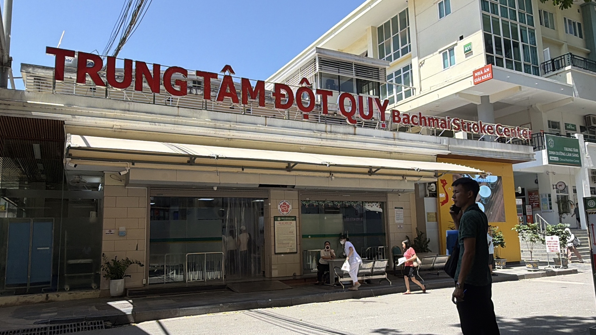 Nắng n&oacute;ng: Nhiều người cấp cứu v&igrave; say nắng - Ảnh 6.