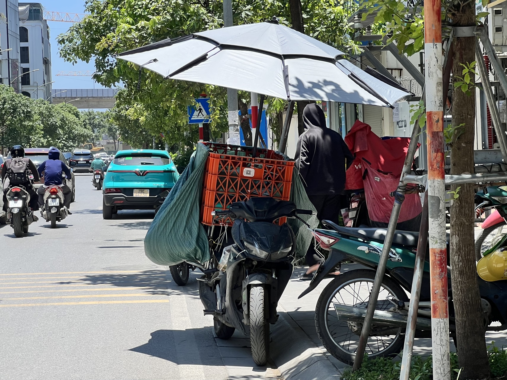 Hà Nội nóng đỉnh điểm 40 độ C ngày 26 tháng 5 2026: Mọi người né ra đường giữa trưa - Ảnh 10. Hà Nội nóng đỉnh điểm 40 độ C ngày 26 tháng 5 2026: Mọi người né ra đường giữa trưa - Ảnh 10.