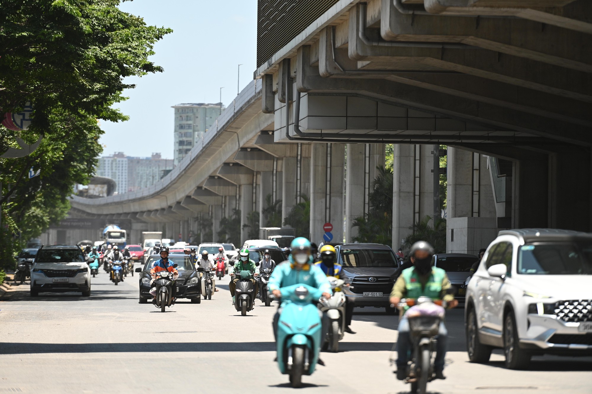 Hà Nội nóng đỉnh điểm 40 độ C ngày 26 tháng 5 2026: Mọi người né ra đường giữa trưa - Ảnh 14. Hà Nội nóng đỉnh điểm 40 độ C ngày 26 tháng 5 2026: Mọi người né ra đường giữa trưa - Ảnh 14.