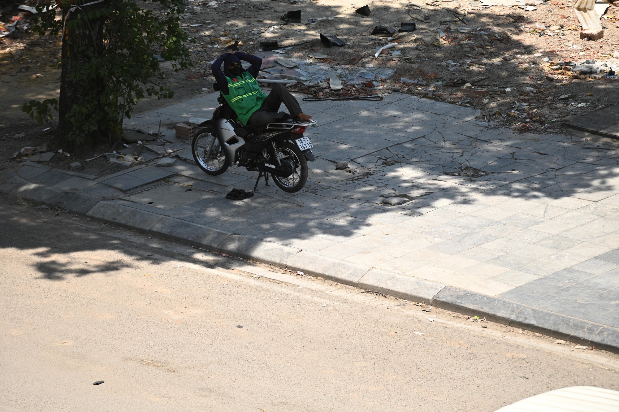 Hà Nội nóng đỉnh điểm 40 độ C ngày 26 tháng 5 2026: Mọi người né ra đường giữa trưa - Ảnh 15. Hà Nội nóng đỉnh điểm 40 độ C ngày 26 tháng 5 2026: Mọi người né ra đường giữa trưa - Ảnh 15.