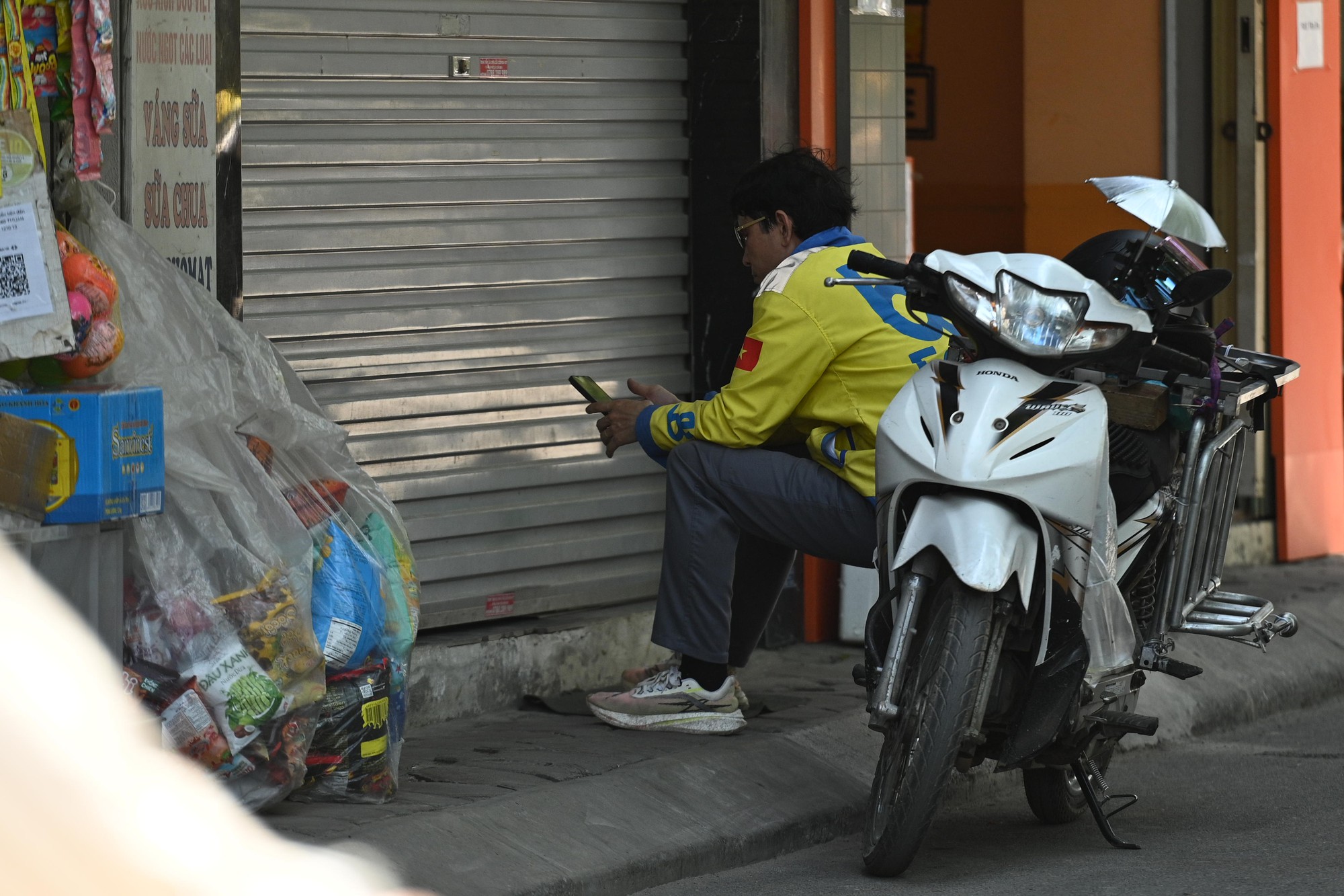 Hà Nội nóng đỉnh điểm 40 độ C ngày 26 tháng 5 2026: Mọi người né ra đường giữa trưa - Ảnh 16. Hà Nội nóng đỉnh điểm 40 độ C ngày 26 tháng 5 2026: Mọi người né ra đường giữa trưa - Ảnh 16.