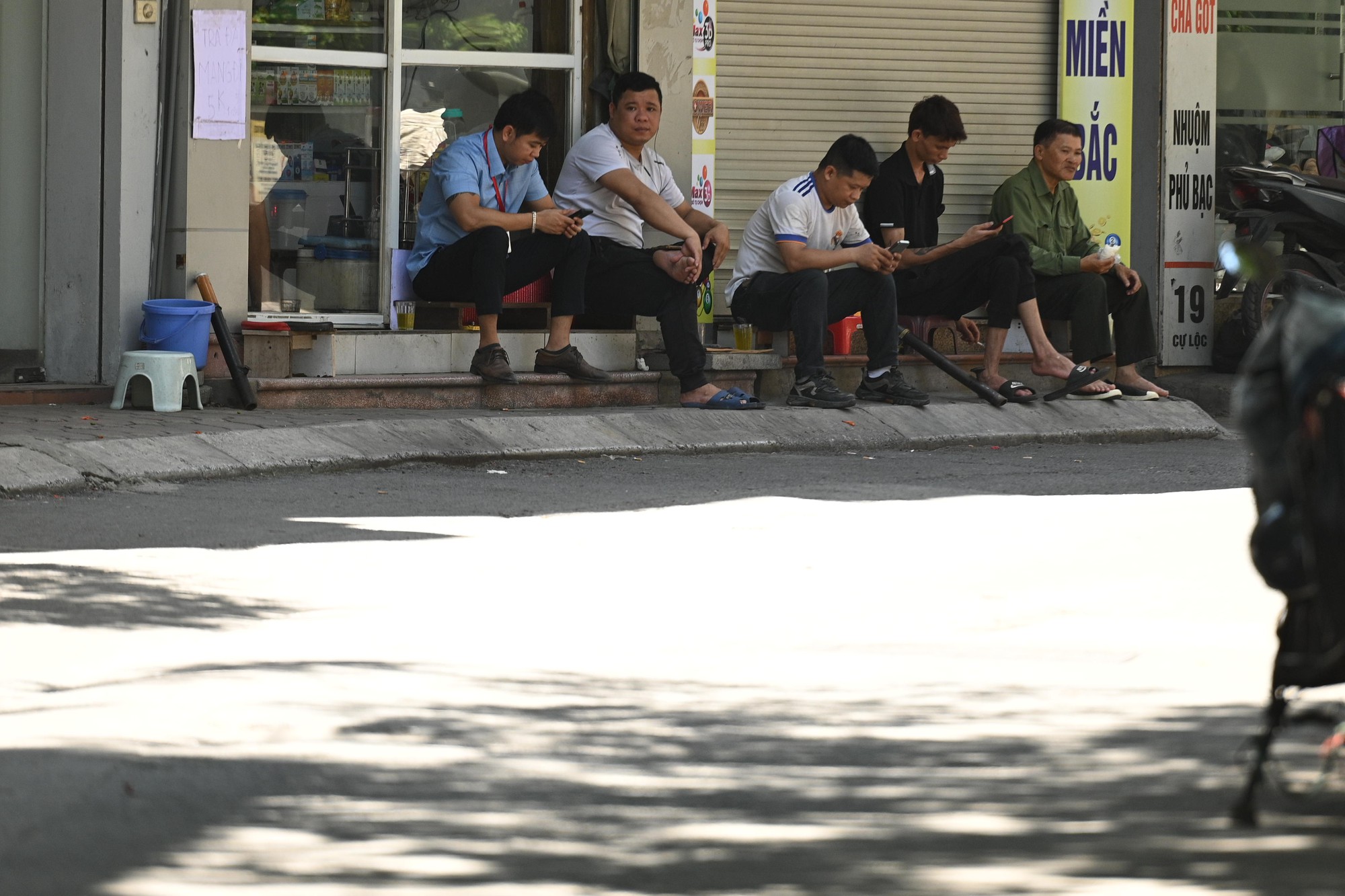Hà Nội nóng đỉnh điểm 40 độ C ngày 26 tháng 5 2026: Mọi người né ra đường giữa trưa - Ảnh 9. Hà Nội nóng đỉnh điểm 40 độ C ngày 26 tháng 5 2026: Mọi người né ra đường giữa trưa - Ảnh 9.