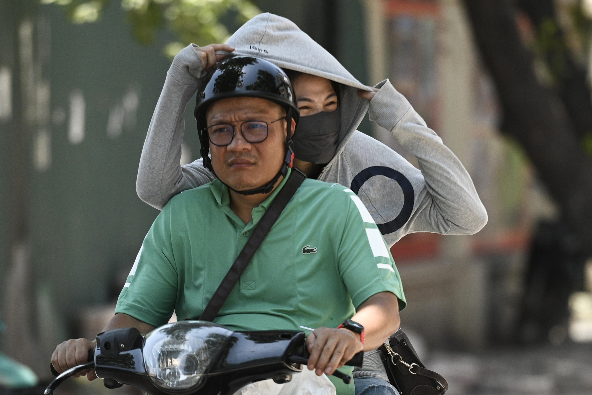 Hà Nội nóng đỉnh điểm 40 độ C ngày 26 tháng 5 2026: Mọi người né ra đường giữa trưa - Ảnh 4. Hà Nội nóng đỉnh điểm 40 độ C ngày 26 tháng 5 2026: Mọi người né ra đường giữa trưa - Ảnh 4.