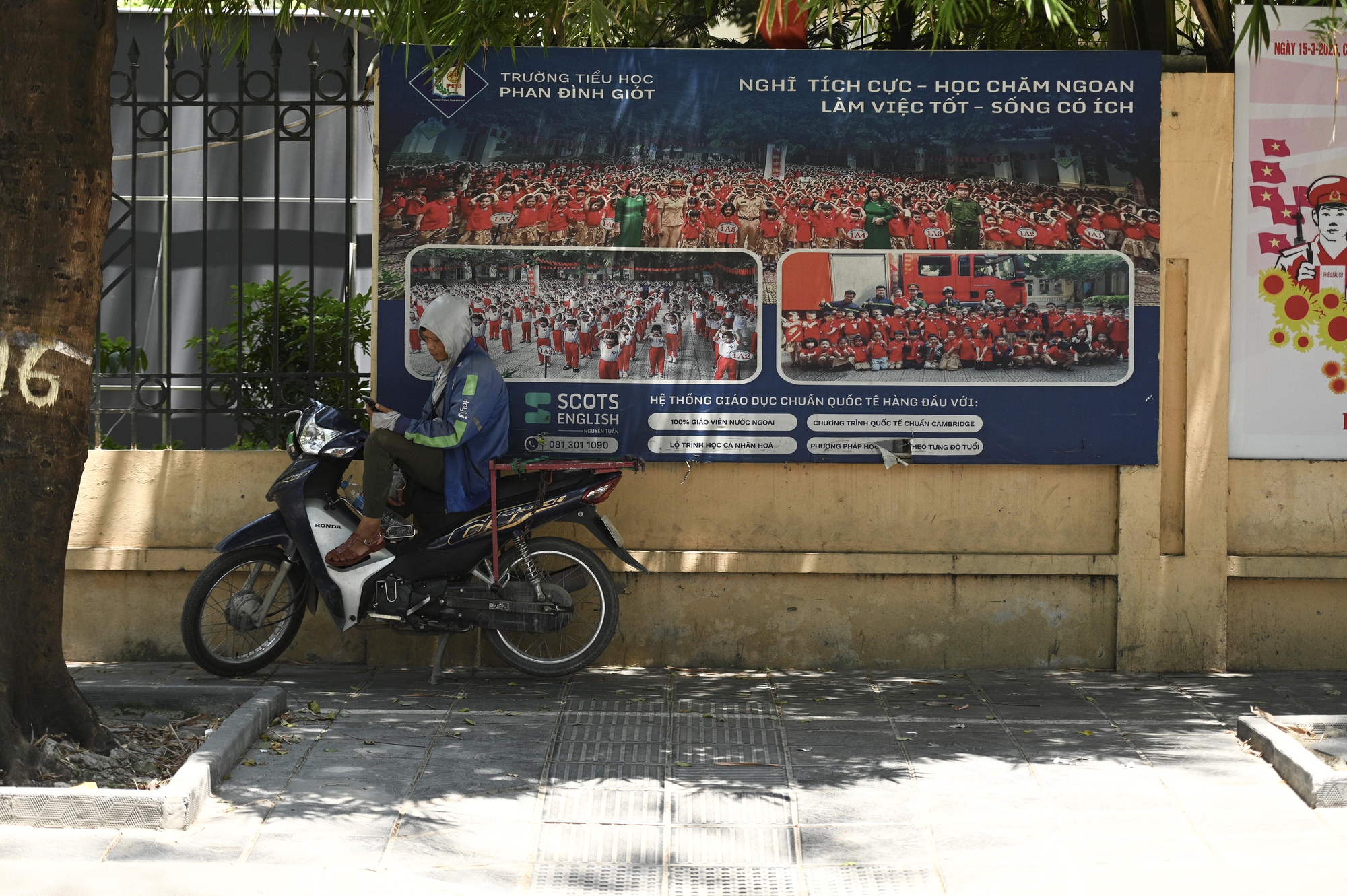 Hà Nội nóng đỉnh điểm 40 độ C ngày 26 tháng 5 2026: Mọi người né ra đường giữa trưa - Ảnh 6. Hà Nội nóng đỉnh điểm 40 độ C ngày 26 tháng 5 2026: Mọi người né ra đường giữa trưa - Ảnh 6.