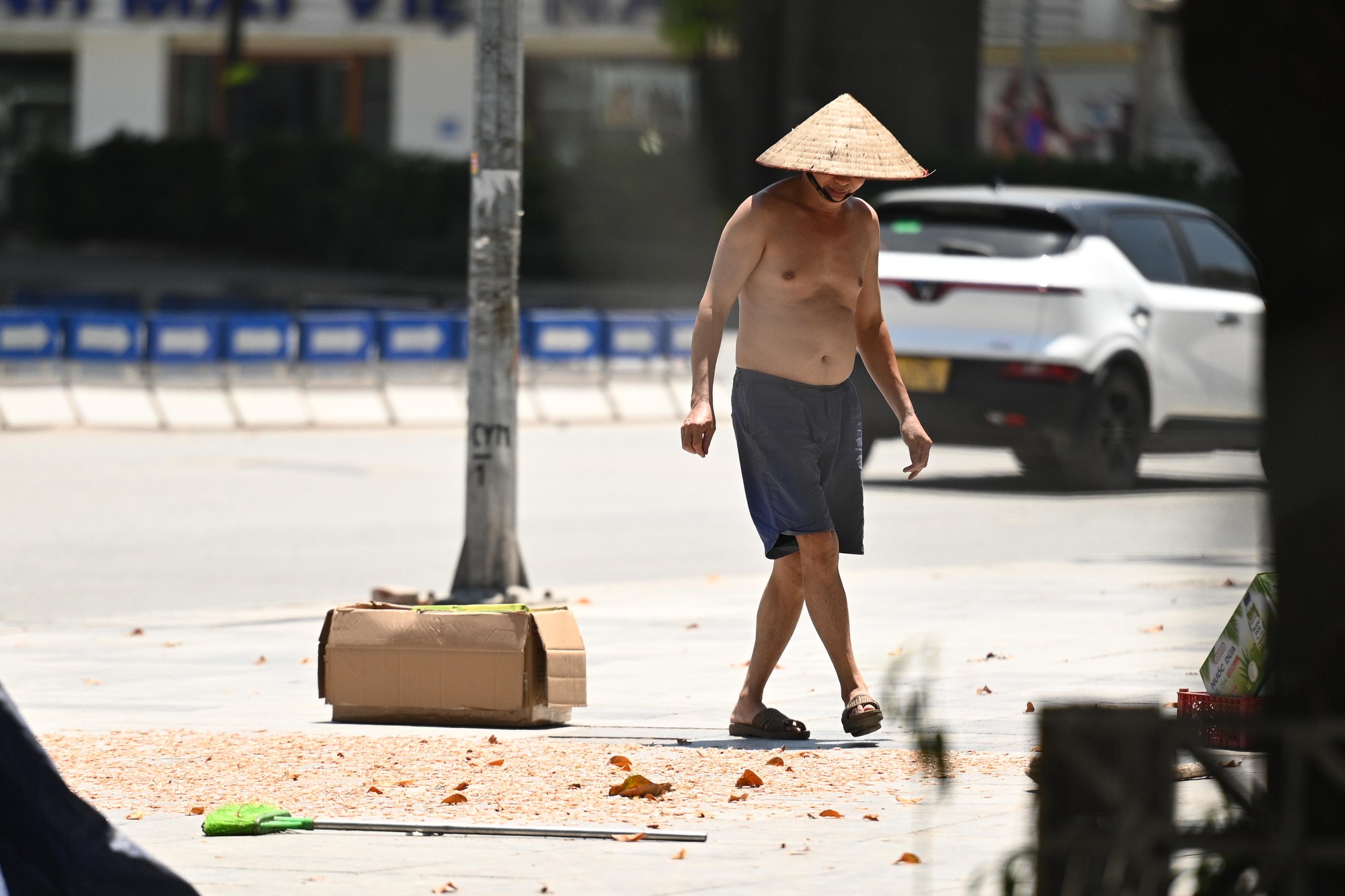 Hà Nội nóng đỉnh điểm 40 độ C ngày 26 tháng 5 2026: Mọi người né ra đường giữa trưa - Ảnh 8. Hà Nội nóng đỉnh điểm 40 độ C ngày 26 tháng 5 2026: Mọi người né ra đường giữa trưa - Ảnh 8.
