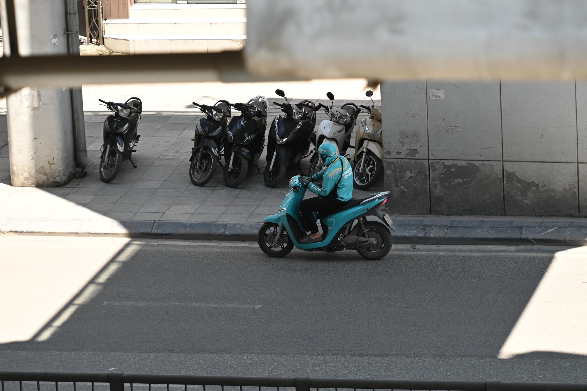 Hà Nội nóng đỉnh điểm 40 độ C ngày 26 tháng 5 2026: Mọi người né ra đường giữa trưa - Ảnh 5. Hà Nội nóng đỉnh điểm 40 độ C ngày 26 tháng 5 2026: Mọi người né ra đường giữa trưa - Ảnh 5.