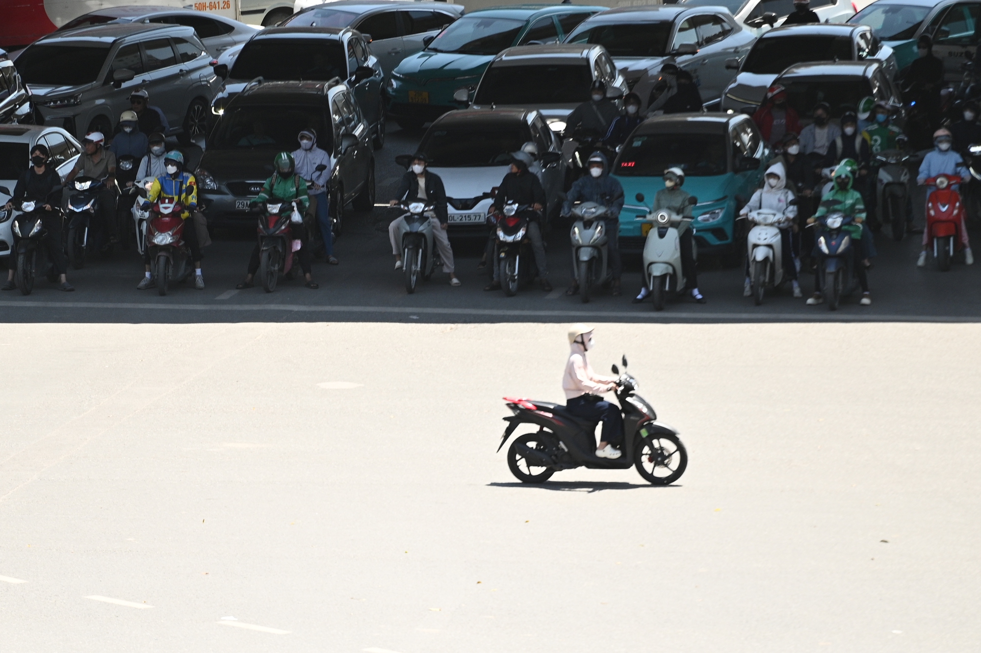 Hà Nội nóng đỉnh điểm 40 độ C ngày 26 tháng 5 2026: Mọi người né ra đường giữa trưa - Ảnh 1. Hà Nội nóng đỉnh điểm 40 độ C ngày 26 tháng 5 2026: Mọi người né ra đường giữa trưa - Ảnh 1.