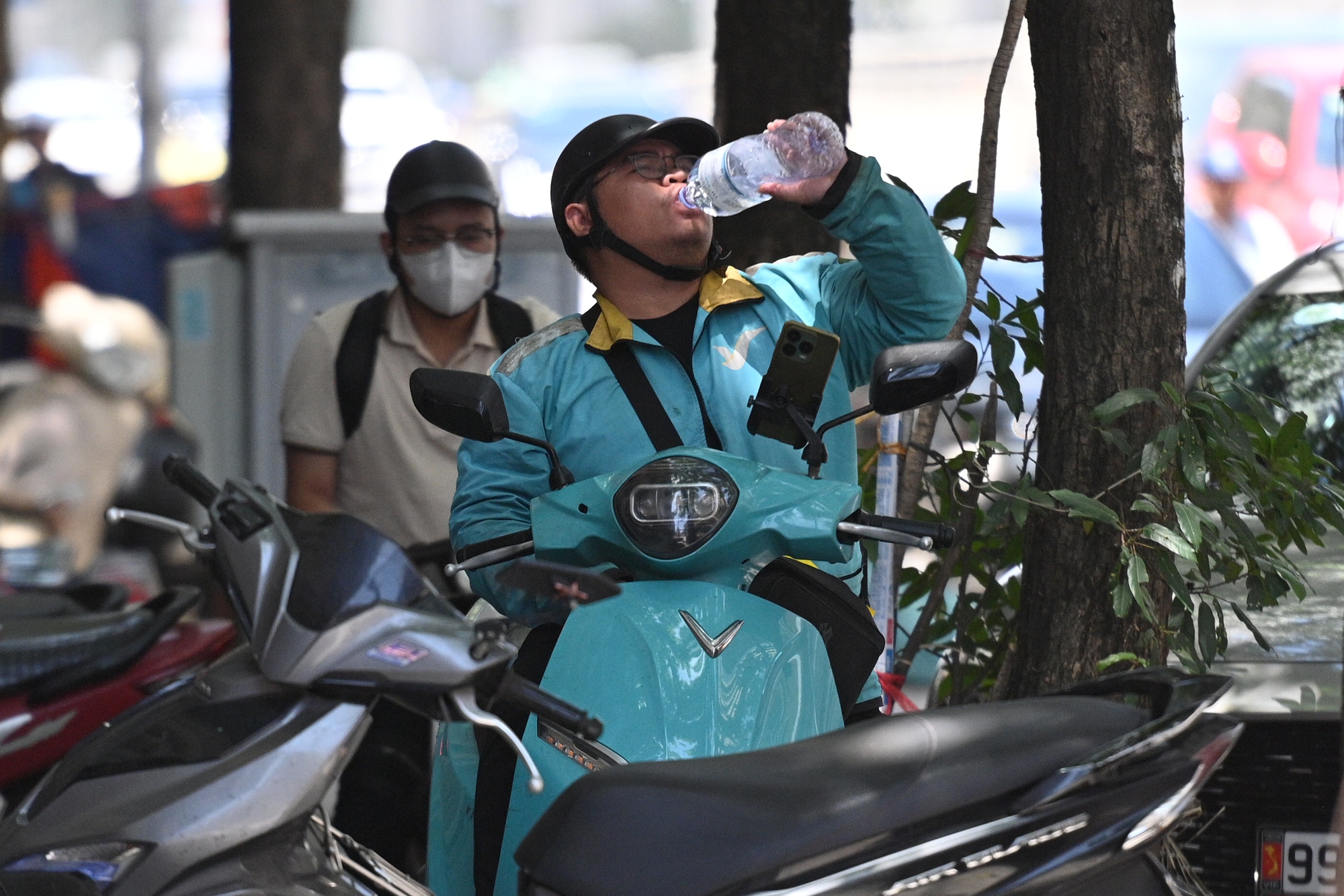 Hà Nội nóng đỉnh điểm 40 độ C ngày 26 tháng 5 2026: Mọi người né ra đường giữa trưa - Ảnh 13. Hà Nội nóng đỉnh điểm 40 độ C ngày 26 tháng 5 2026: Mọi người né ra đường giữa trưa - Ảnh 13.
