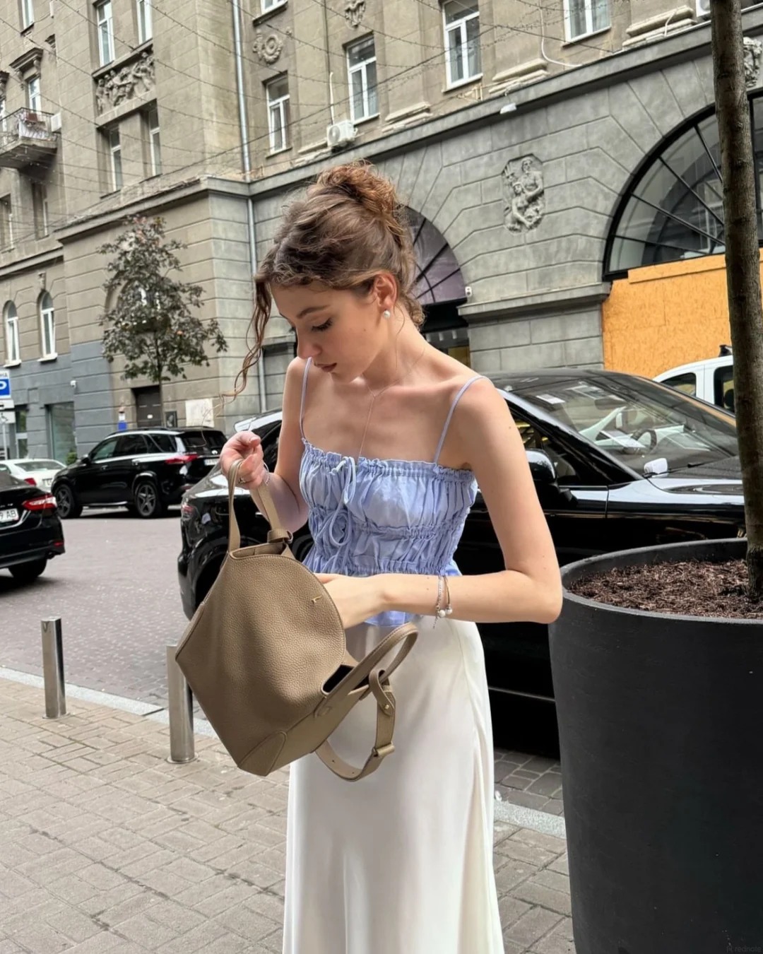 Kiểu mặc vừa cổ điển vừa thư gi&atilde;n n&agrave;y đang trở th&agrave;nh &ldquo;gu m&ugrave;a h&egrave;&rdquo; mới của nhiều c&ocirc; g&aacute;i - Ảnh 5.