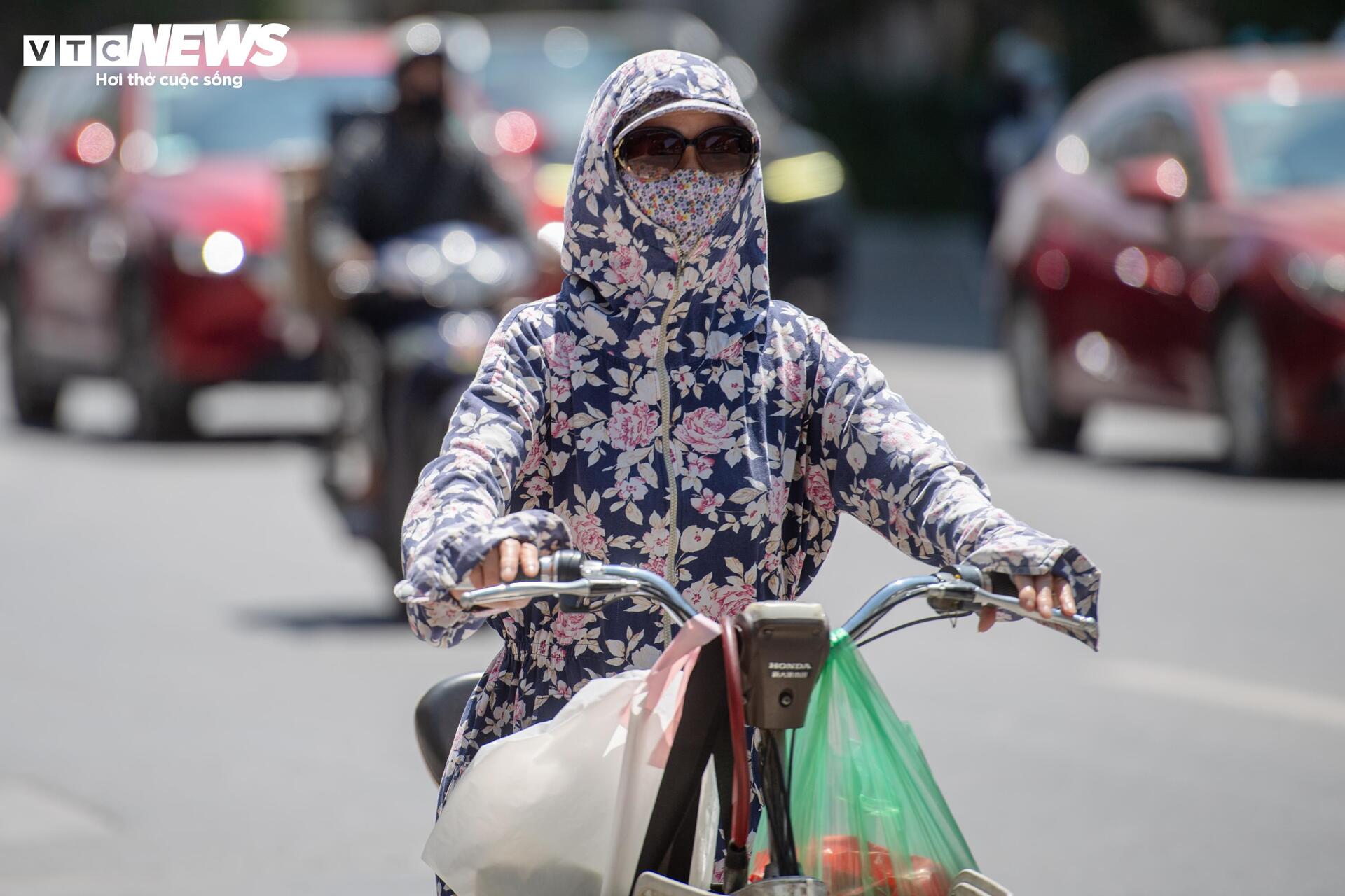 Người H&agrave; Nội mặc &aacute;o mưa giữa nắng n&oacute;ng: Cảnh tượng bất ngờ trong m&ugrave;a h&egrave; 2026 - Ảnh 6.