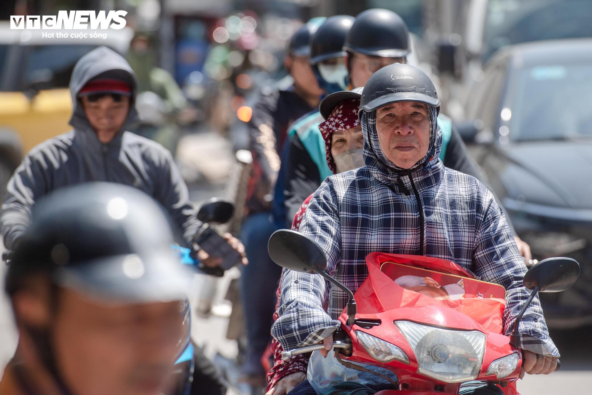 Người H&agrave; Nội mặc &aacute;o mưa giữa nắng n&oacute;ng: Cảnh tượng bất ngờ trong m&ugrave;a h&egrave; 2026 - Ảnh 19.