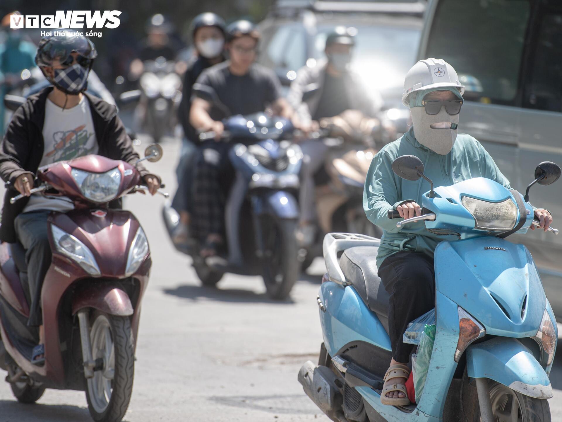 Người H&agrave; Nội mặc &aacute;o mưa giữa nắng n&oacute;ng: Cảnh tượng bất ngờ trong m&ugrave;a h&egrave; 2026 - Ảnh 4.