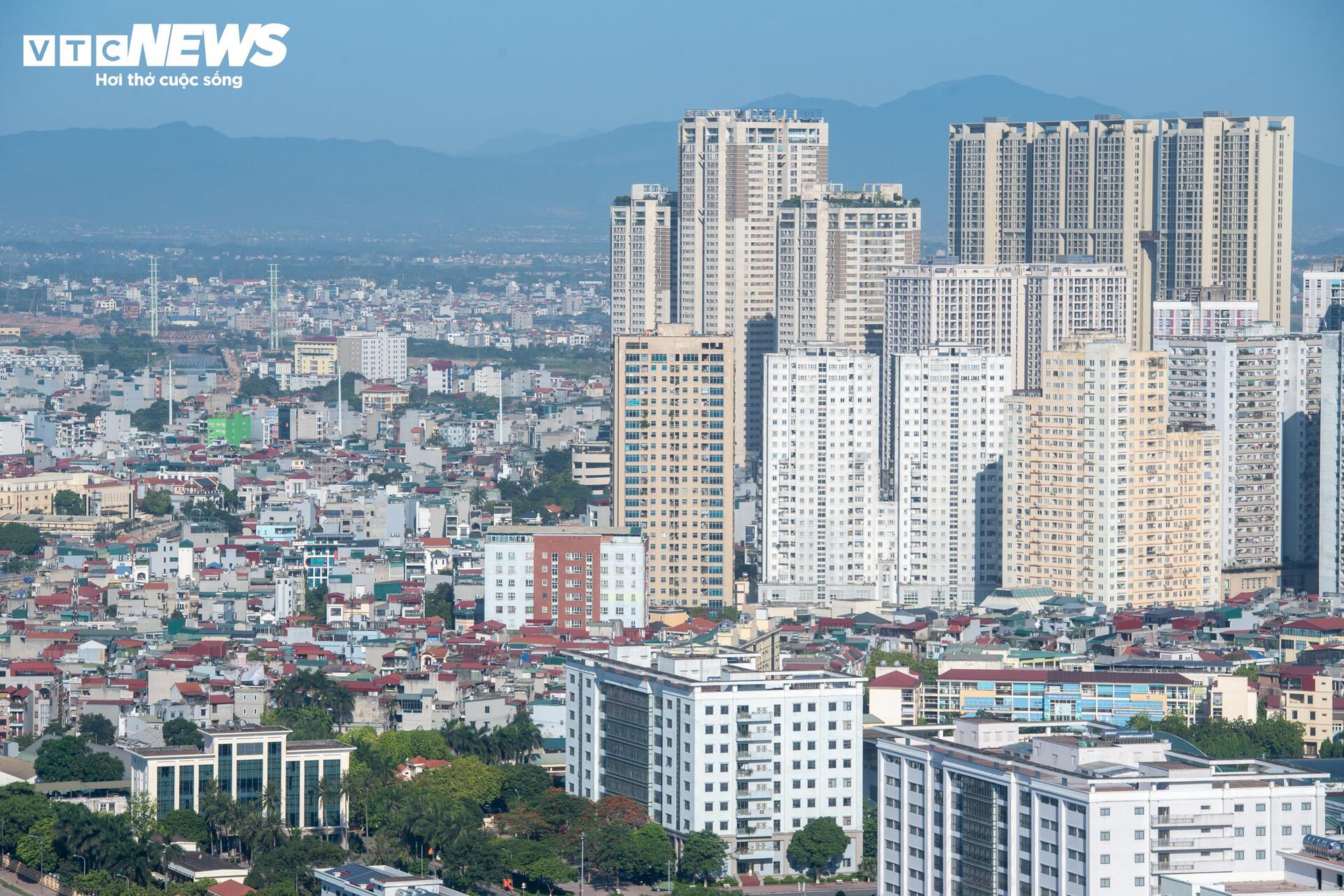 Người H&agrave; Nội mặc &aacute;o mưa giữa nắng n&oacute;ng: Cảnh tượng bất ngờ trong m&ugrave;a h&egrave; 2026 - Ảnh 1.