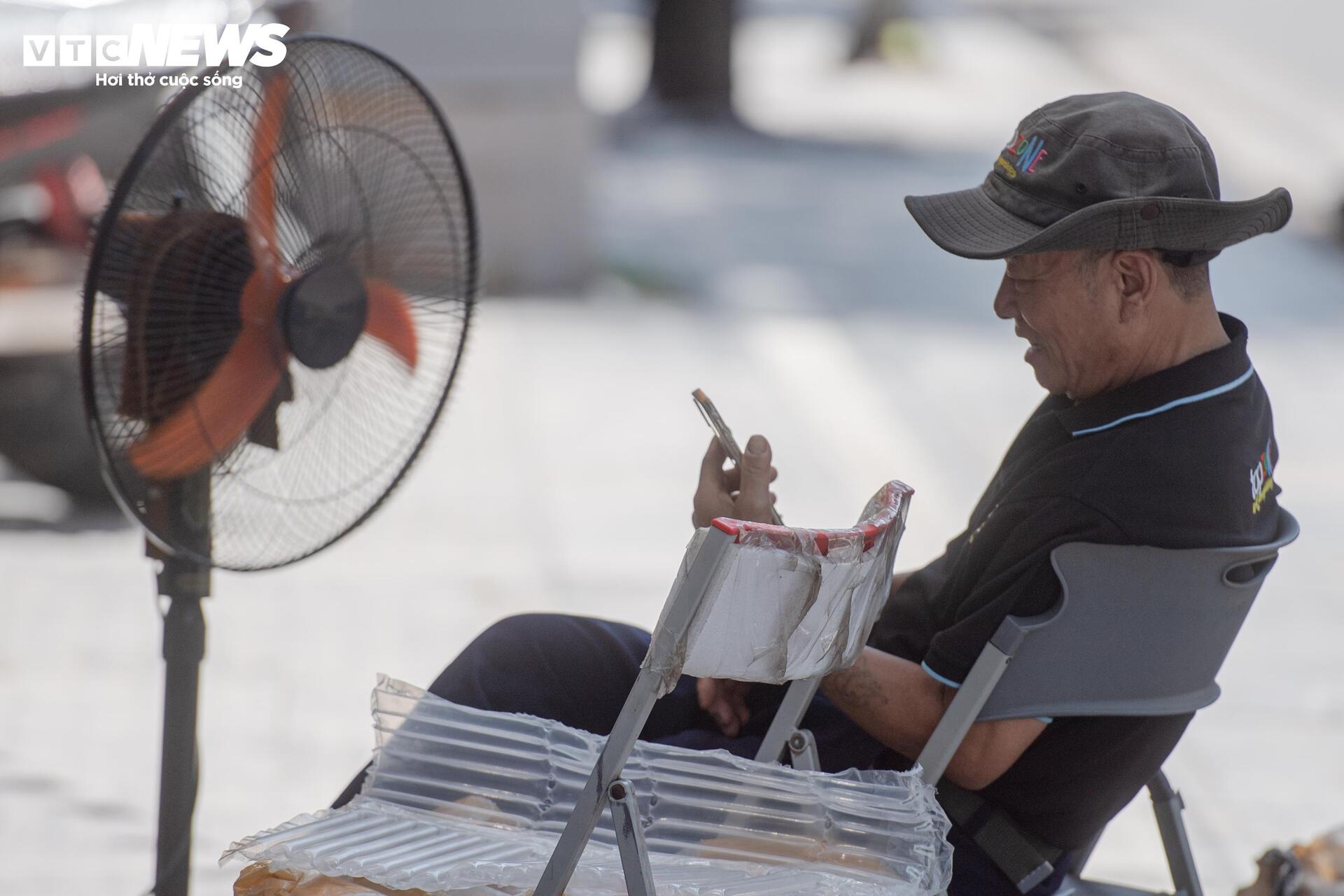Người H&agrave; Nội mặc &aacute;o mưa giữa nắng n&oacute;ng: Cảnh tượng bất ngờ trong m&ugrave;a h&egrave; 2026 - Ảnh 18.
