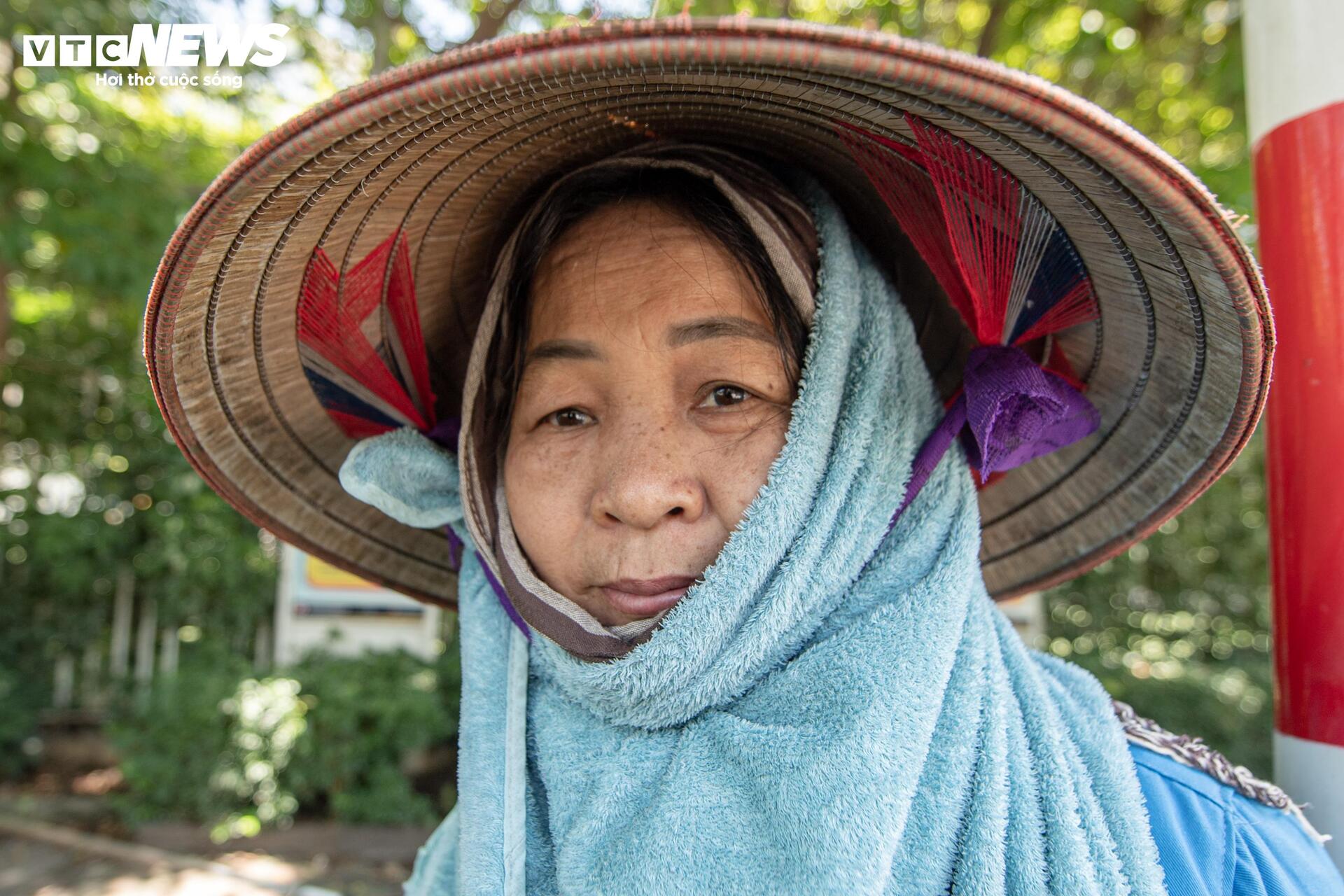 Người H&agrave; Nội mặc &aacute;o mưa giữa nắng n&oacute;ng: Cảnh tượng bất ngờ trong m&ugrave;a h&egrave; 2026 - Ảnh 14.