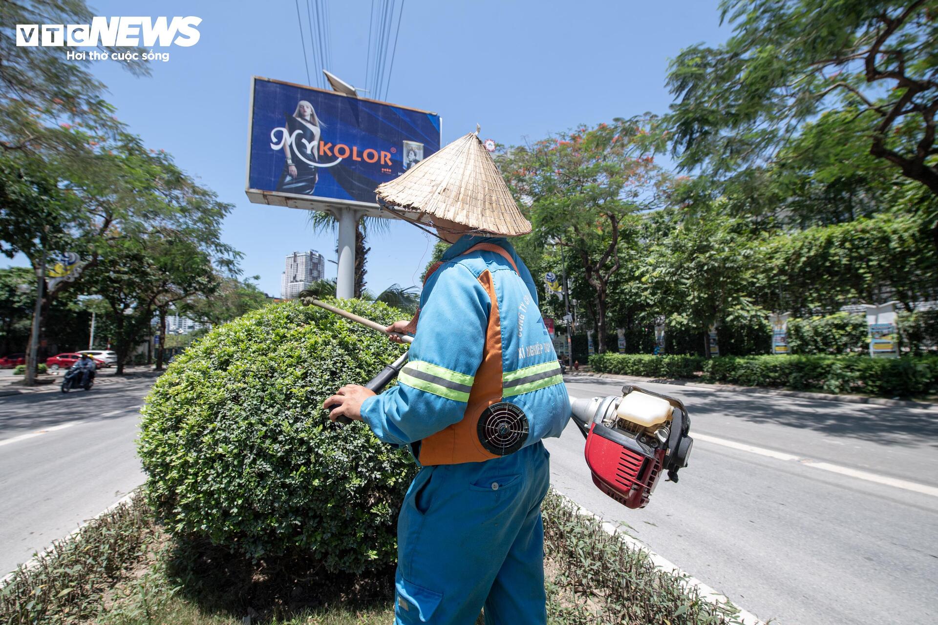 Người H&agrave; Nội mặc &aacute;o mưa giữa nắng n&oacute;ng: Cảnh tượng bất ngờ trong m&ugrave;a h&egrave; 2026 - Ảnh 13.