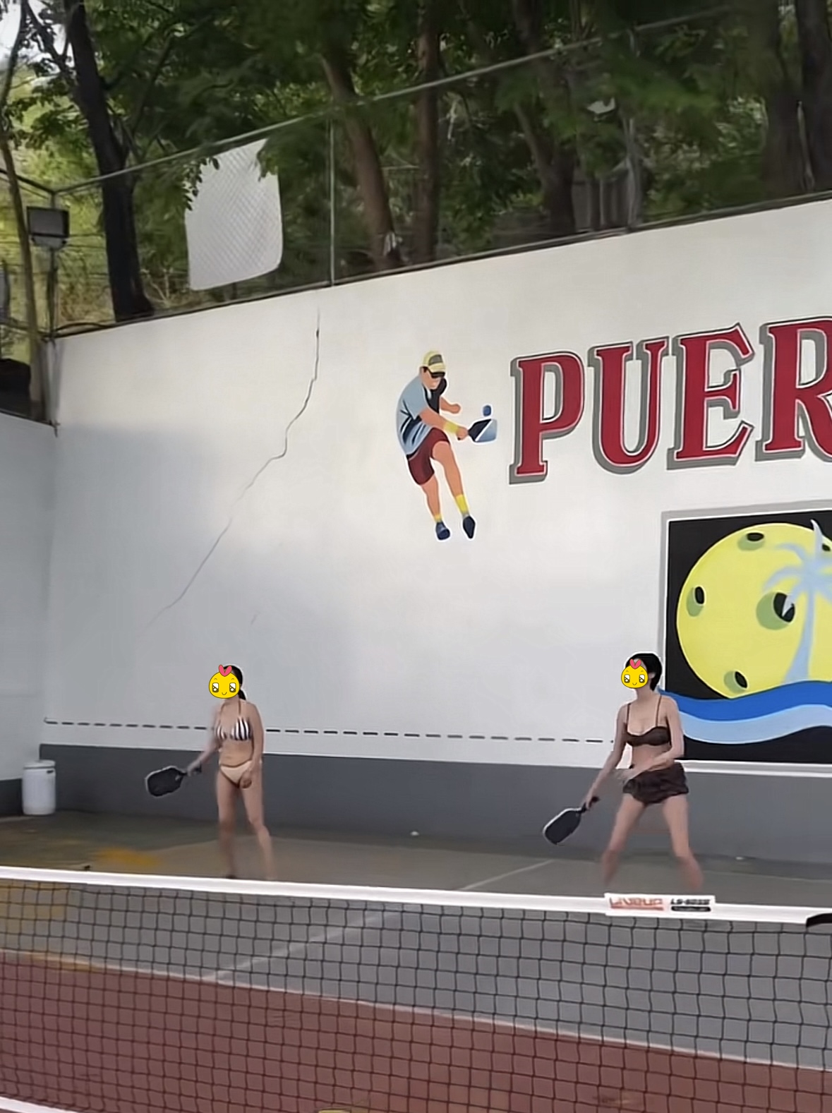 X&ocirc;n xao clip 2 c&ocirc; g&aacute;i mặc bikini chơi pickleball trong ng&agrave;y nắng n&oacute;ng g&acirc;y tranh c&atilde;i - Ảnh 2.