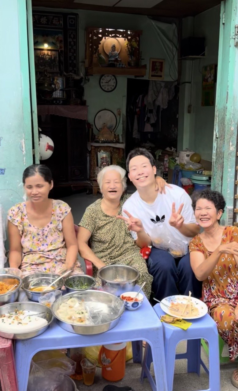Kh&aacute;ch H&agrave;n kh&aacute;m ph&aacute; m&oacute;n b&aacute;nh kh&ocirc;ng mặc &aacute;o ở S&agrave;i G&ograve;n: Trải nghiệm ẩm thực độc đ&aacute;o - Ảnh 12.
