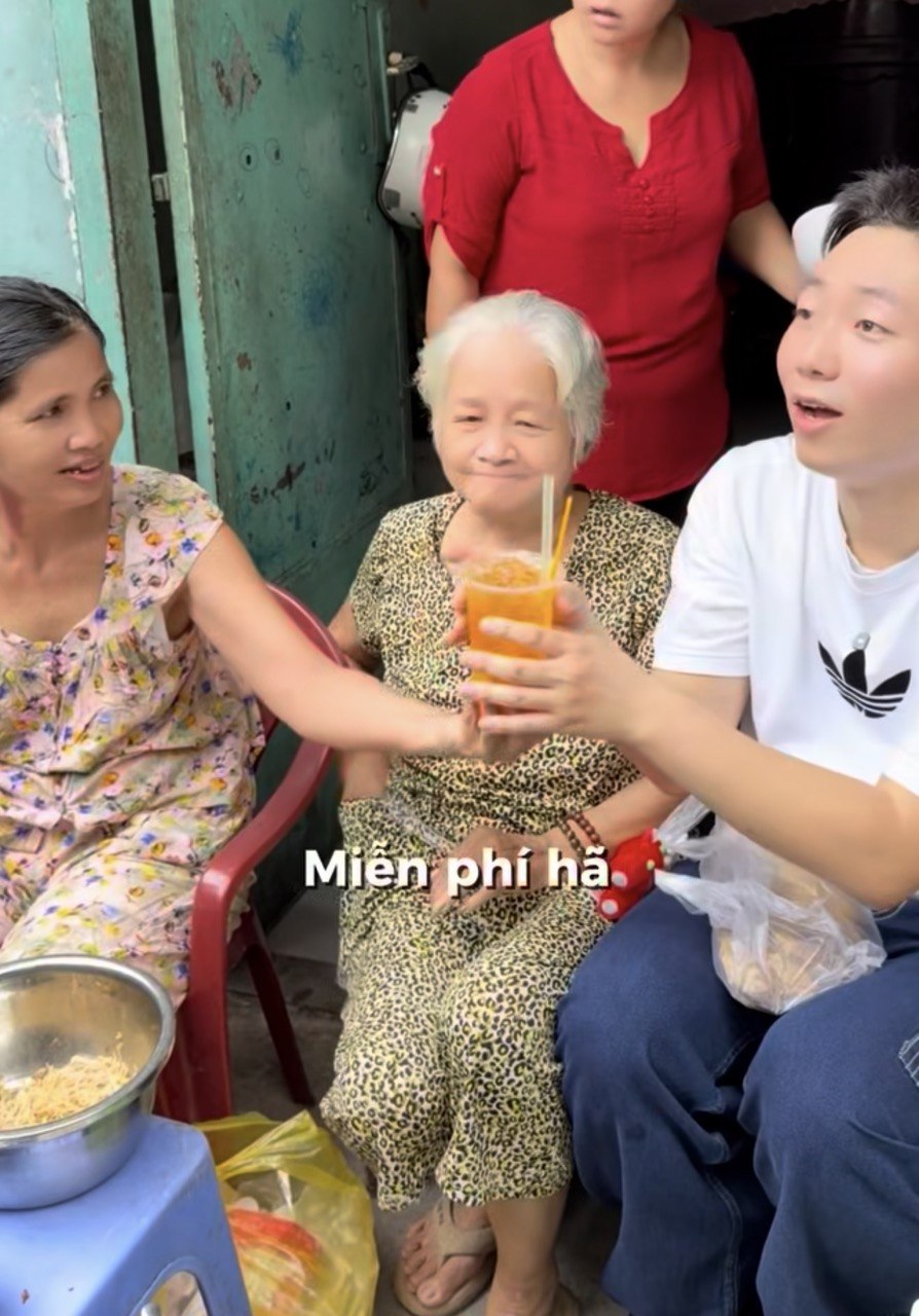 Kh&aacute;ch H&agrave;n kh&aacute;m ph&aacute; m&oacute;n b&aacute;nh kh&ocirc;ng mặc &aacute;o ở S&agrave;i G&ograve;n: Trải nghiệm ẩm thực độc đ&aacute;o - Ảnh 10.