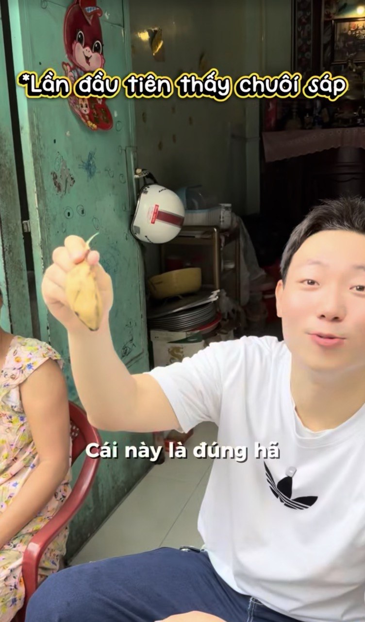 Kh&aacute;ch H&agrave;n kh&aacute;m ph&aacute; m&oacute;n b&aacute;nh kh&ocirc;ng mặc &aacute;o ở S&agrave;i G&ograve;n: Trải nghiệm ẩm thực độc đ&aacute;o - Ảnh 9.