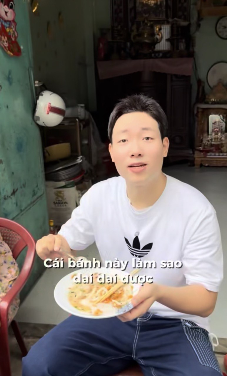 Kh&aacute;ch H&agrave;n kh&aacute;m ph&aacute; m&oacute;n b&aacute;nh kh&ocirc;ng mặc &aacute;o ở S&agrave;i G&ograve;n: Trải nghiệm ẩm thực độc đ&aacute;o - Ảnh 3.