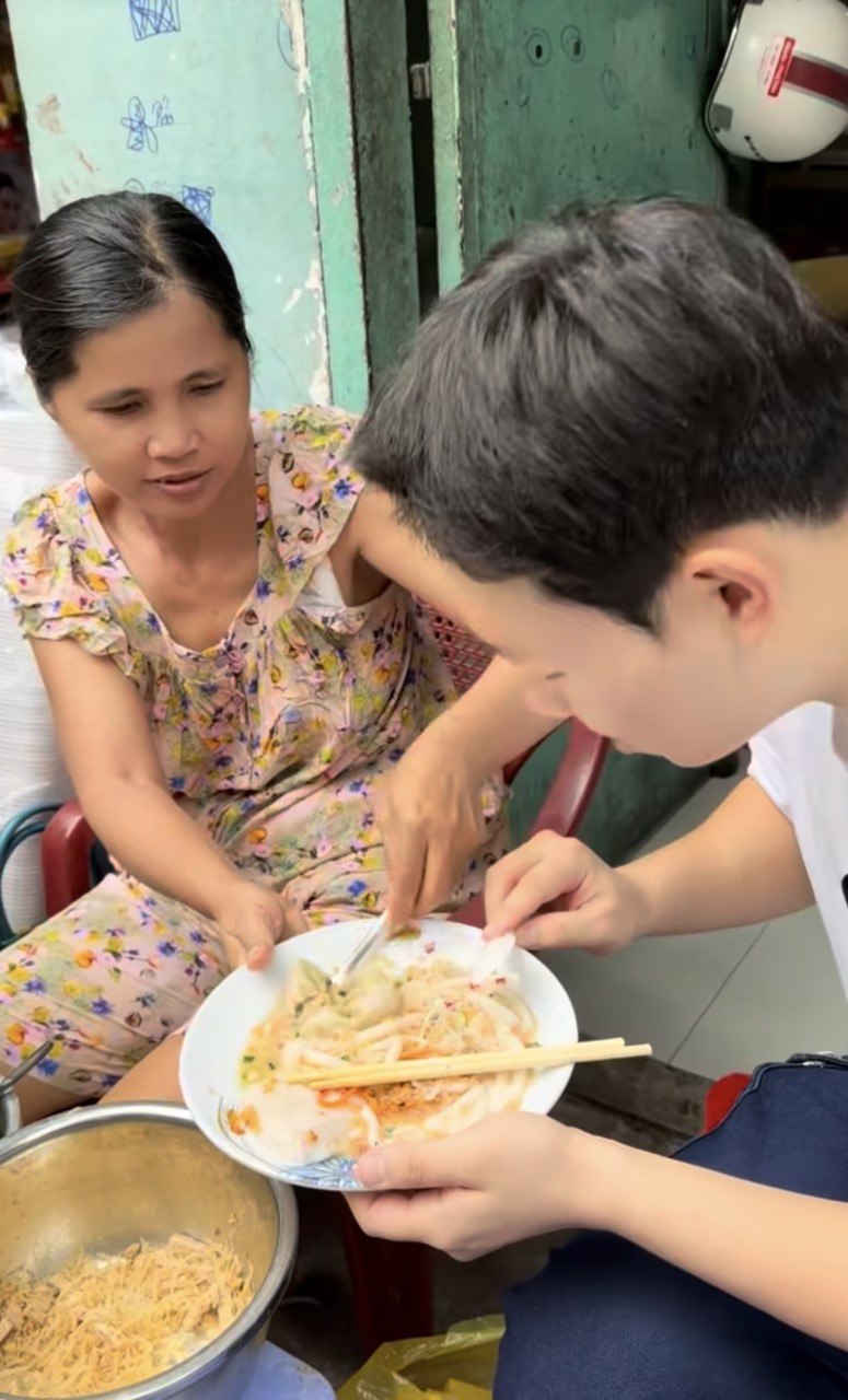 Kh&aacute;ch H&agrave;n kh&aacute;m ph&aacute; m&oacute;n b&aacute;nh kh&ocirc;ng mặc &aacute;o ở S&agrave;i G&ograve;n: Trải nghiệm ẩm thực độc đ&aacute;o - Ảnh 8.