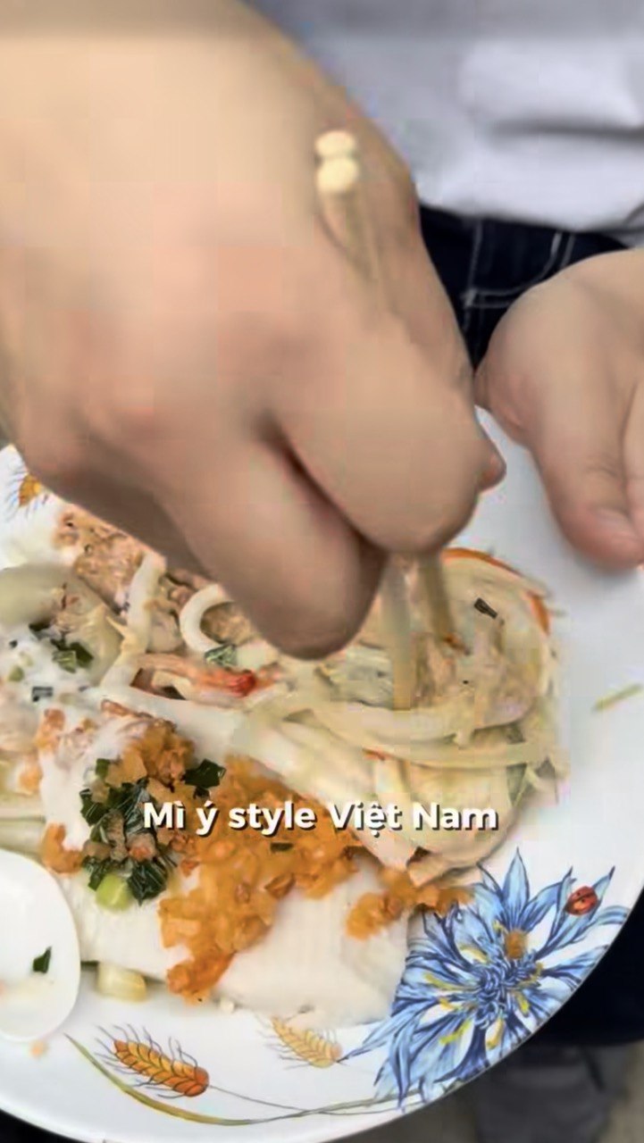 Kh&aacute;ch H&agrave;n kh&aacute;m ph&aacute; m&oacute;n b&aacute;nh kh&ocirc;ng mặc &aacute;o ở S&agrave;i G&ograve;n: Trải nghiệm ẩm thực độc đ&aacute;o - Ảnh 7.