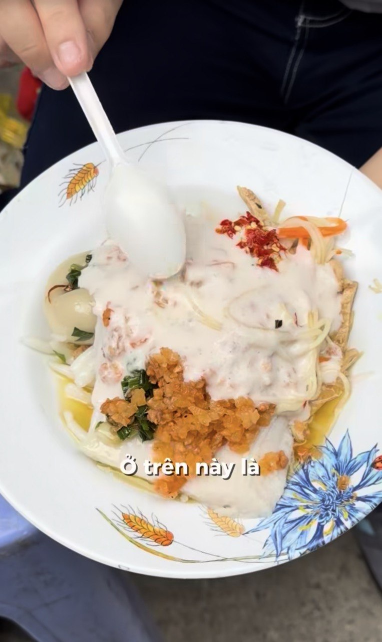Kh&aacute;ch H&agrave;n kh&aacute;m ph&aacute; m&oacute;n b&aacute;nh kh&ocirc;ng mặc &aacute;o ở S&agrave;i G&ograve;n: Trải nghiệm ẩm thực độc đ&aacute;o - Ảnh 4.