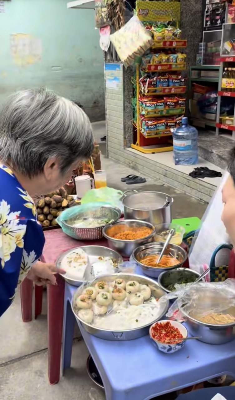 Kh&aacute;ch H&agrave;n kh&aacute;m ph&aacute; m&oacute;n b&aacute;nh kh&ocirc;ng mặc &aacute;o ở S&agrave;i G&ograve;n: Trải nghiệm ẩm thực độc đ&aacute;o - Ảnh 1.