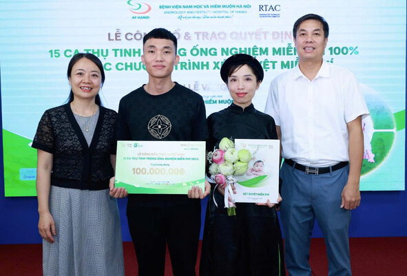 Đôi vợ chồng người dân tộc thiểu số đón con yêu sau 5 năm hiếm muộn với chi phí 0 đồng - Ảnh 1.