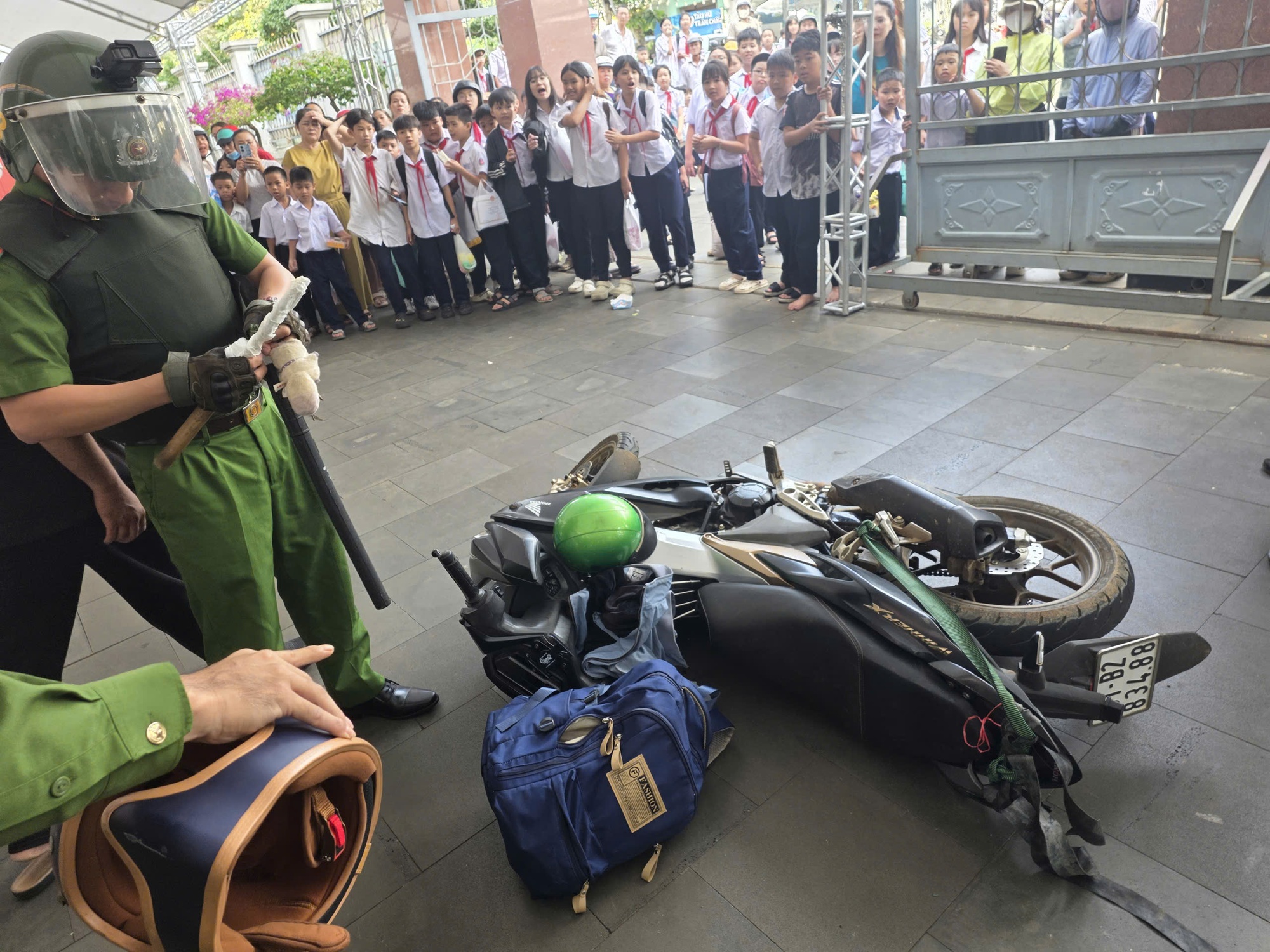 Phụ huynh cầm dao xông vào trường học tại gia Lai gây náo loạn - Ảnh 1. Phụ huynh cầm dao xông vào trường học tại gia Lai gây náo loạn - Ảnh 1.