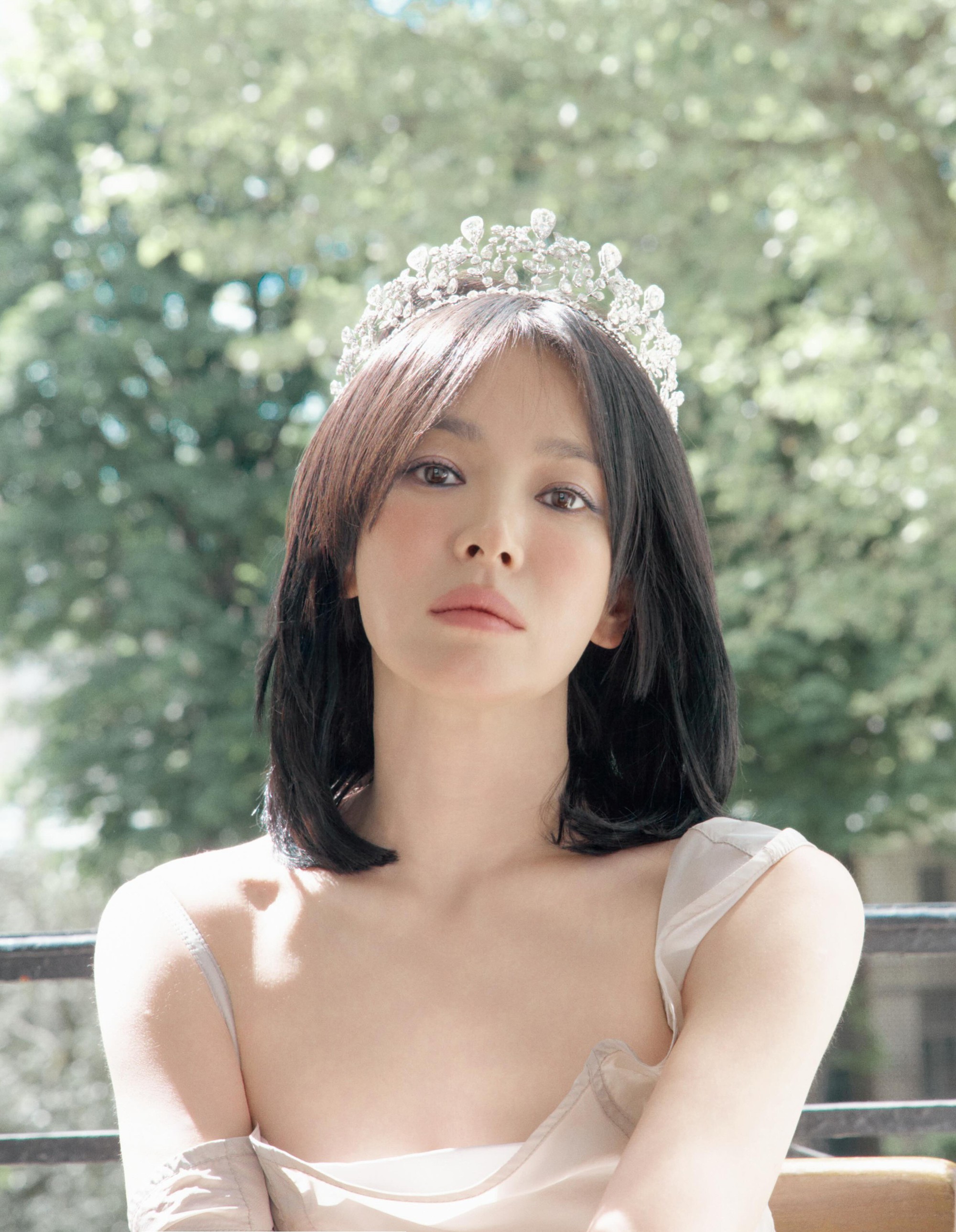 Song Hye Kyo đổi kiểu t&oacute;c, d&acirc;n mạng lại chỉ ngắm l&agrave;n da: 44 tuổi vẫn trong veo như ngọc nhờ 1 mẹo ngăn tia UV kh&ocirc;ng cần b&ocirc;i đắp - Ảnh 5.